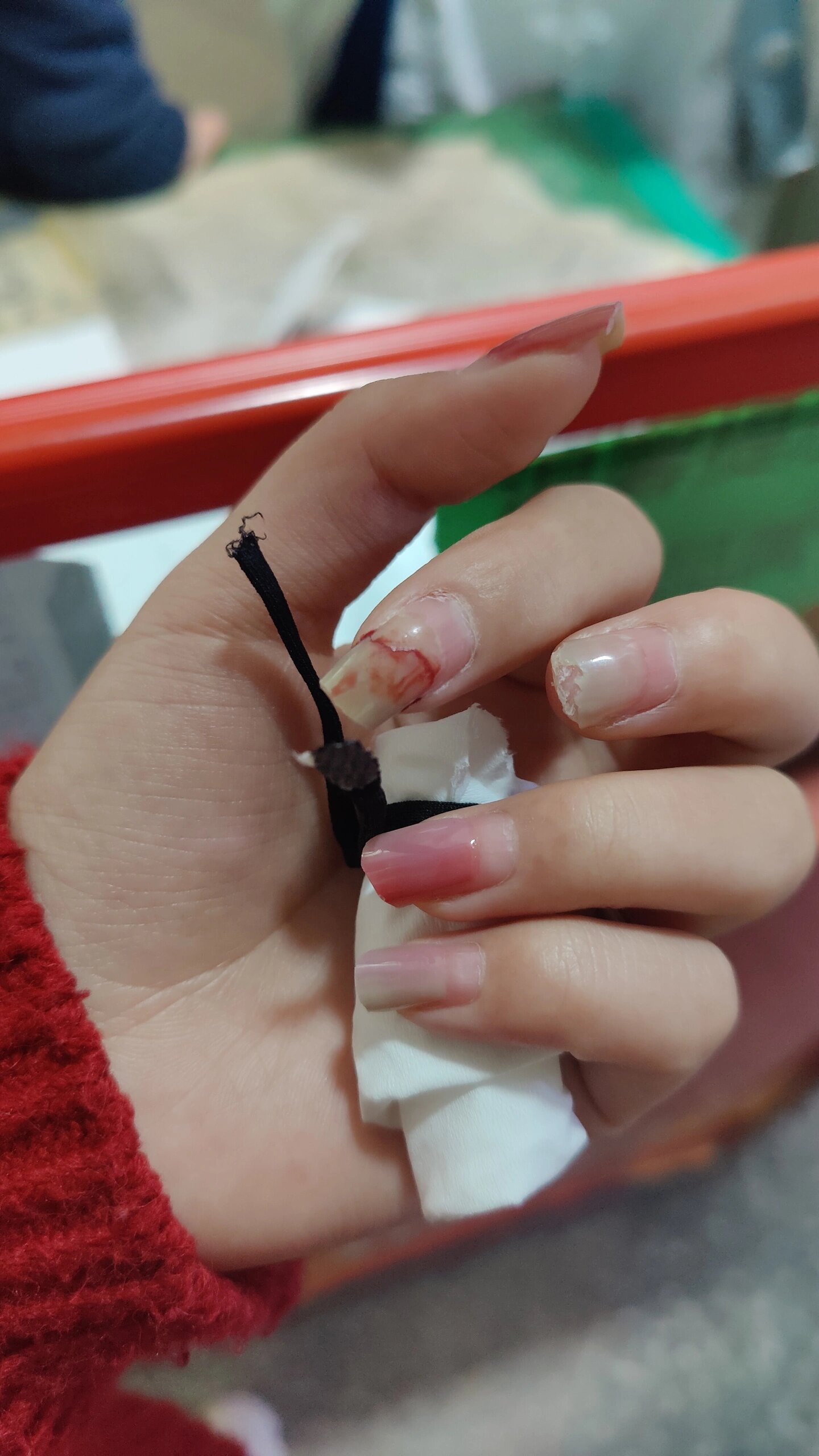 美甲从指甲中间断了