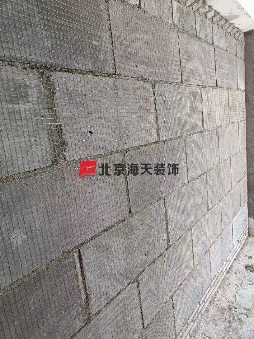 新砌墙满挂钢丝网工艺: 67新砌墙体完成,使用10*10镀锌钢丝网对新砌