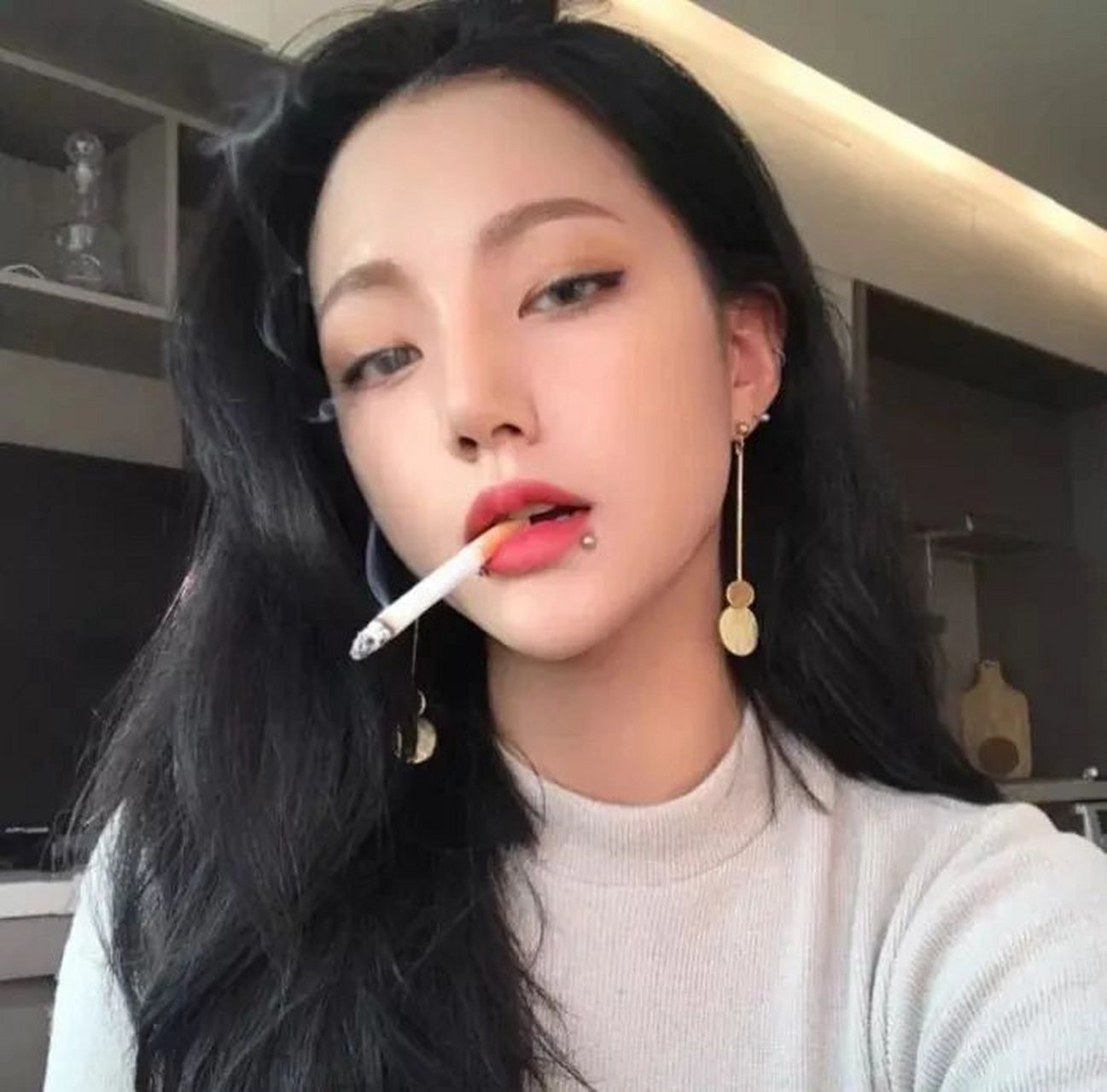 拽里拽气的吸烟女头 登不回头看你了,也行许就释怀了吧