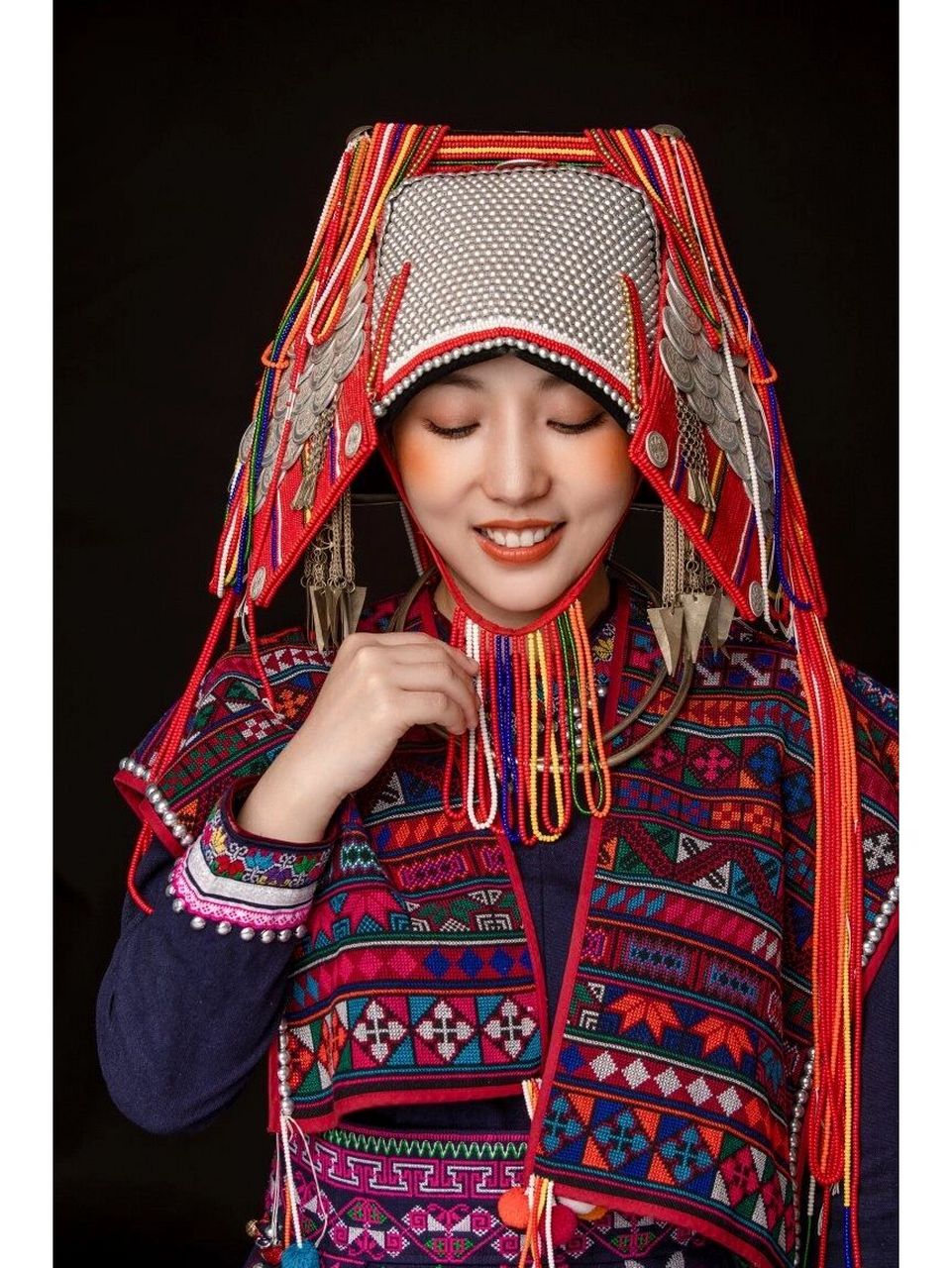 哈尼阿卡人 华丽的纯手工哈尼族阿卡支系头饰#少数民族# #56个民族