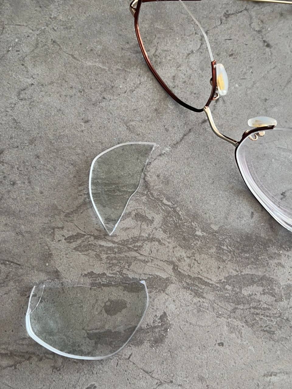 早上起来,镜片碎了… 早上起来绑头发然后拿眼镜去卫生间,把眼镜放