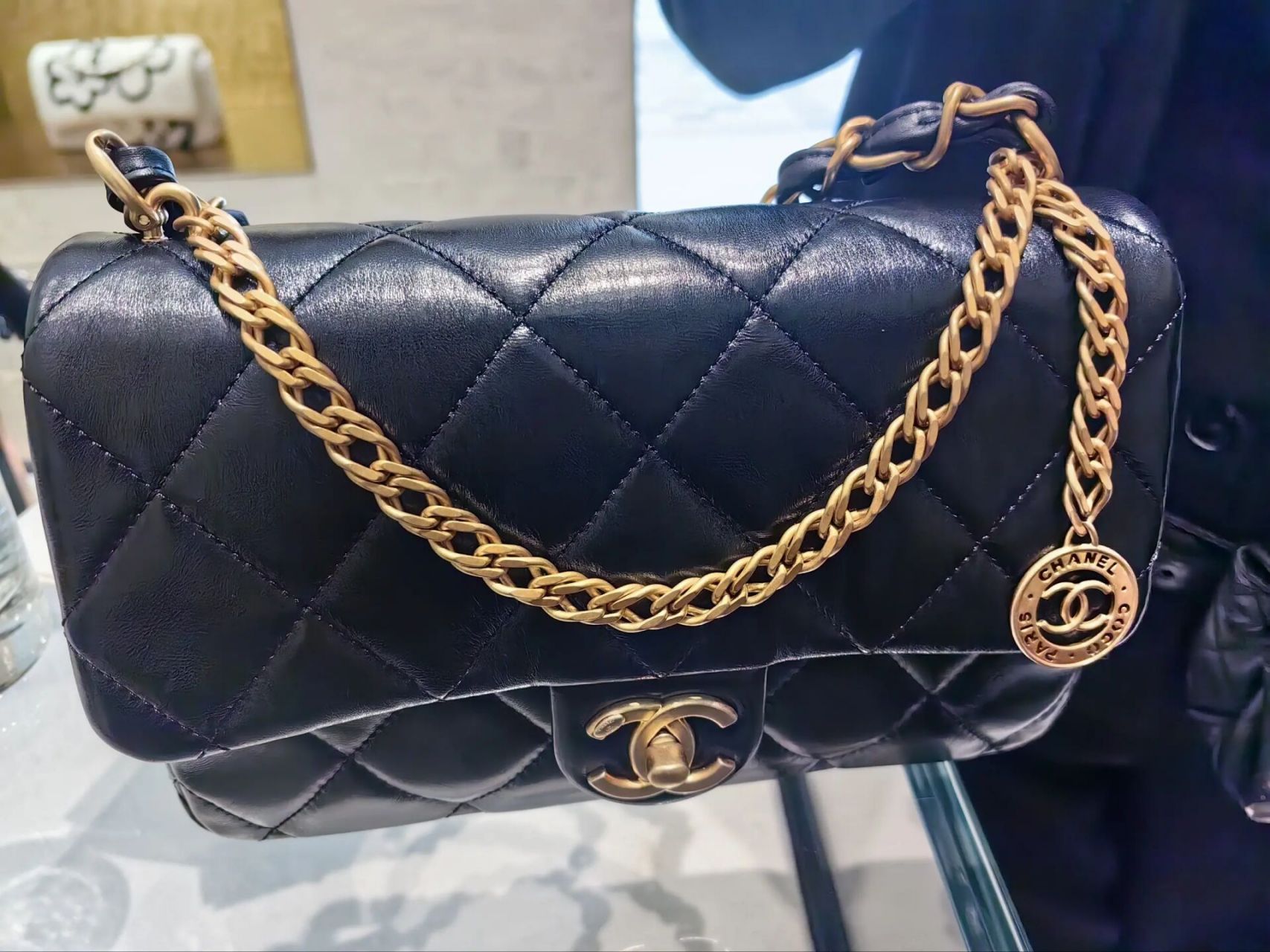 香奈儿2023新款cf黑色金币包 今天运气不错,海港城店黑色包包货源充足