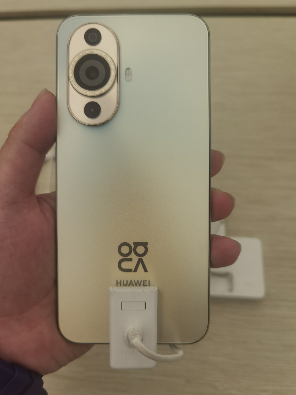 群里看到有人发的华为nova11真机实拍图,基本上是四面等边框了,后盖