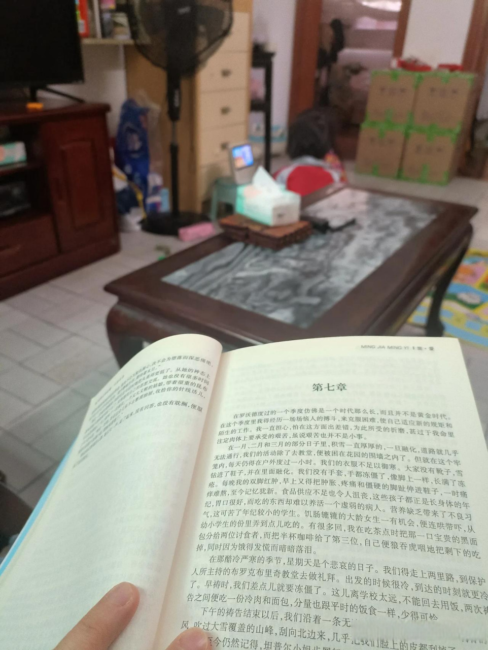 她们俩在看小度,安静如鸡.