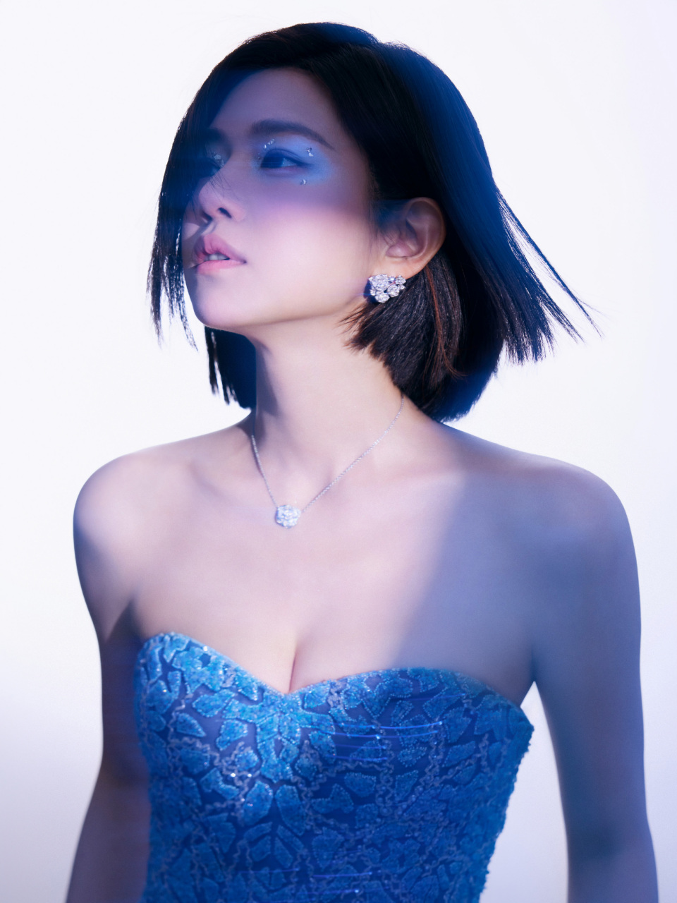 陈妍希齐耳短发蓝色刺绣花海裙