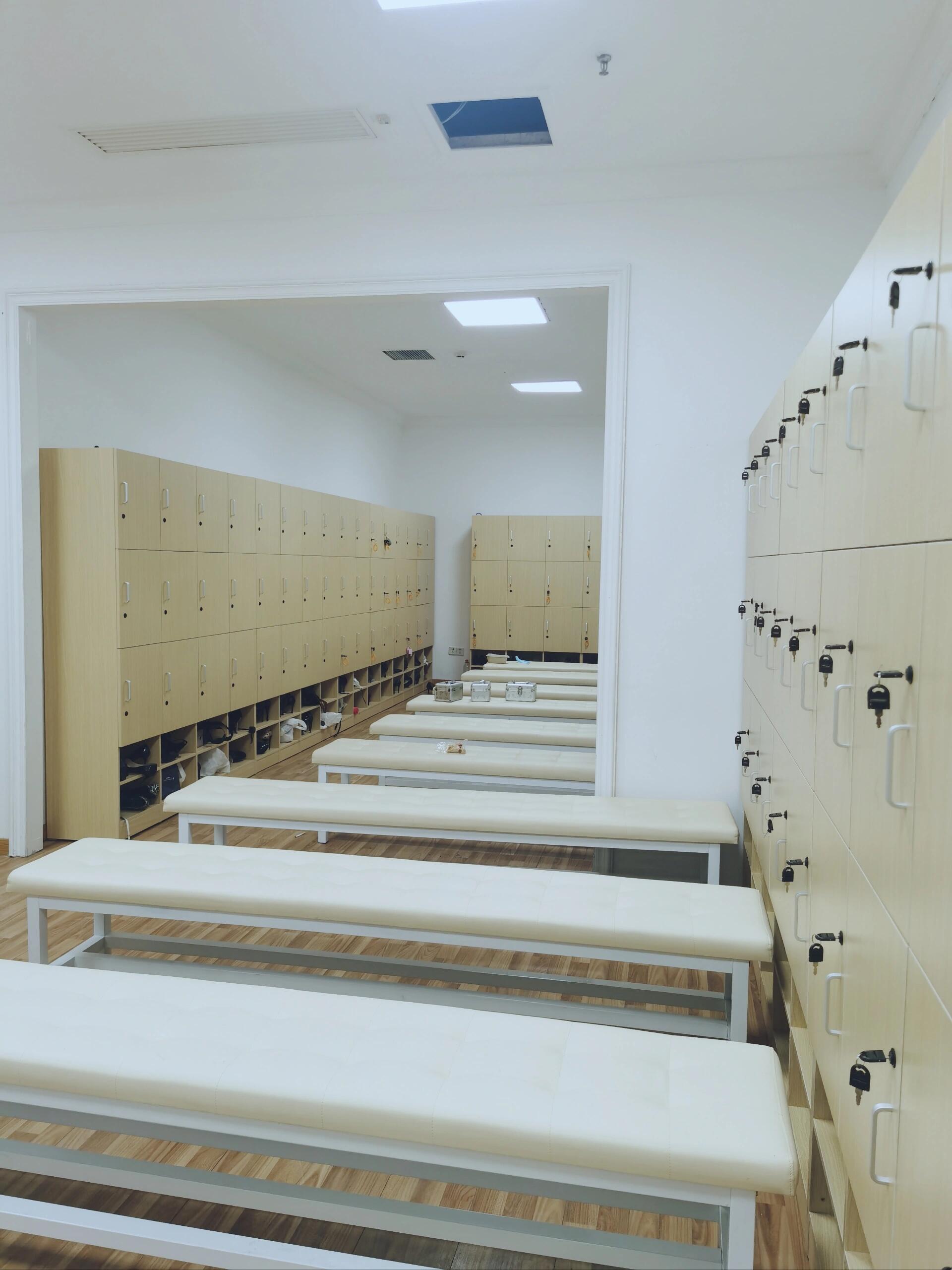 女更衣室(更衣柜) 女更衣室是钥匙锁,下面配鞋层 高2米,每列1.