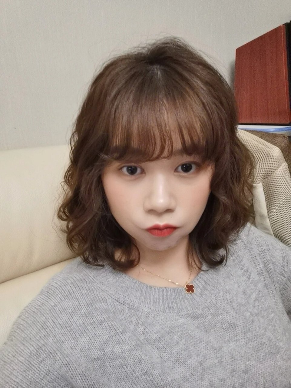 终于学会自己打理短卷发 心血来潮烫了个法式短发蛋蛋卷,感觉这发型