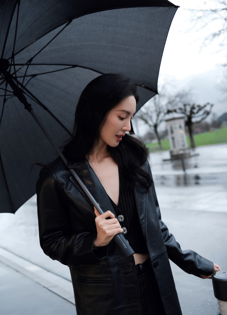 金晨雨中撑伞氛围感#黑色长款皮衣77西装外套,金晨这么酷也太犯规了