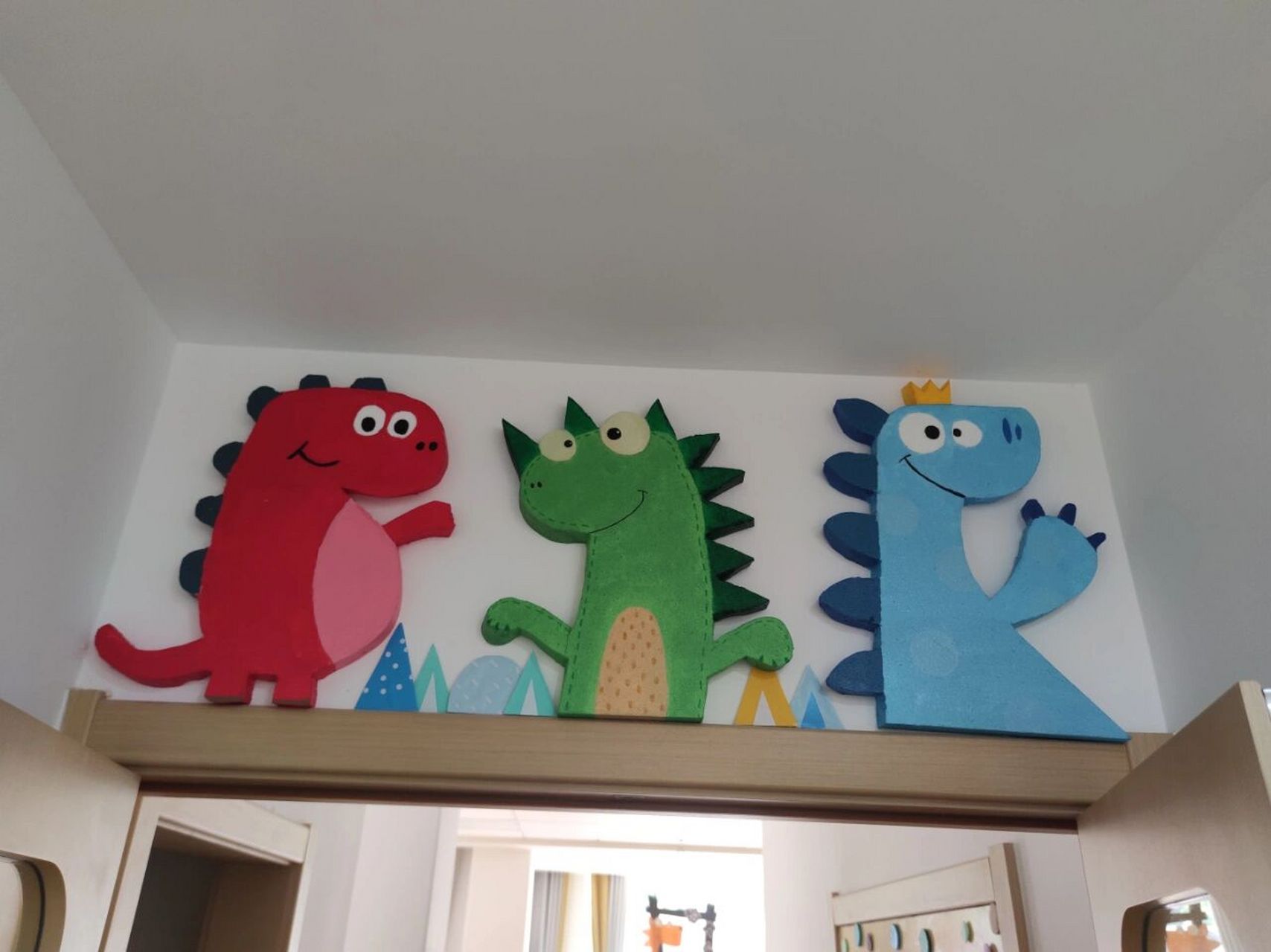 幼儿园教室门头环创  之前发过的幼儿园门头老师们又添加了一些小装饰