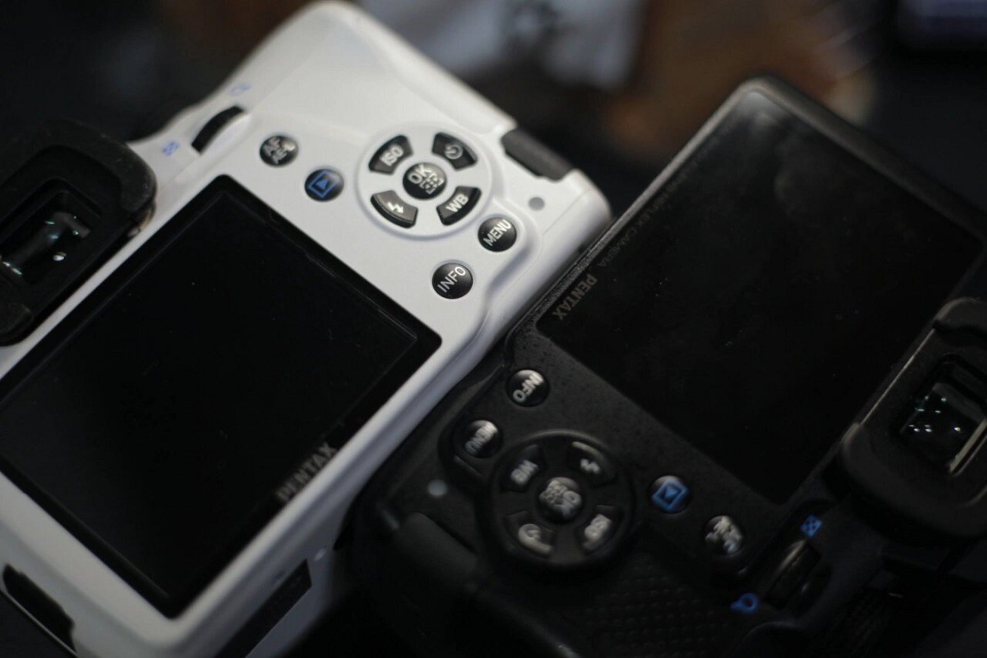 宾得k30和k50除了外壳有明显区别,其他方面几乎一模一样:按键布局