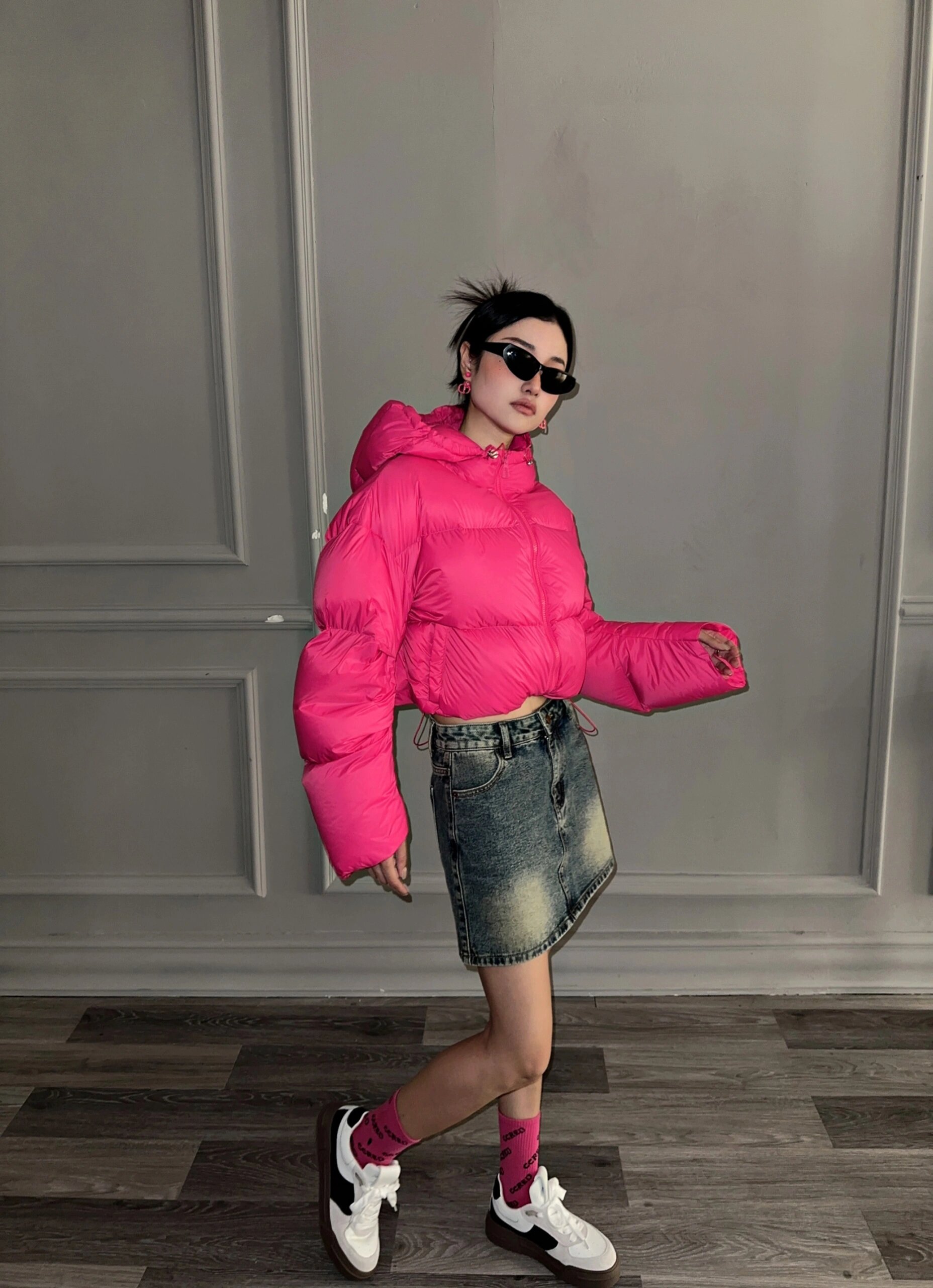 玫红色羽绒服搭配牛仔半裙,让你秒变时尚女 正文: 大家好!