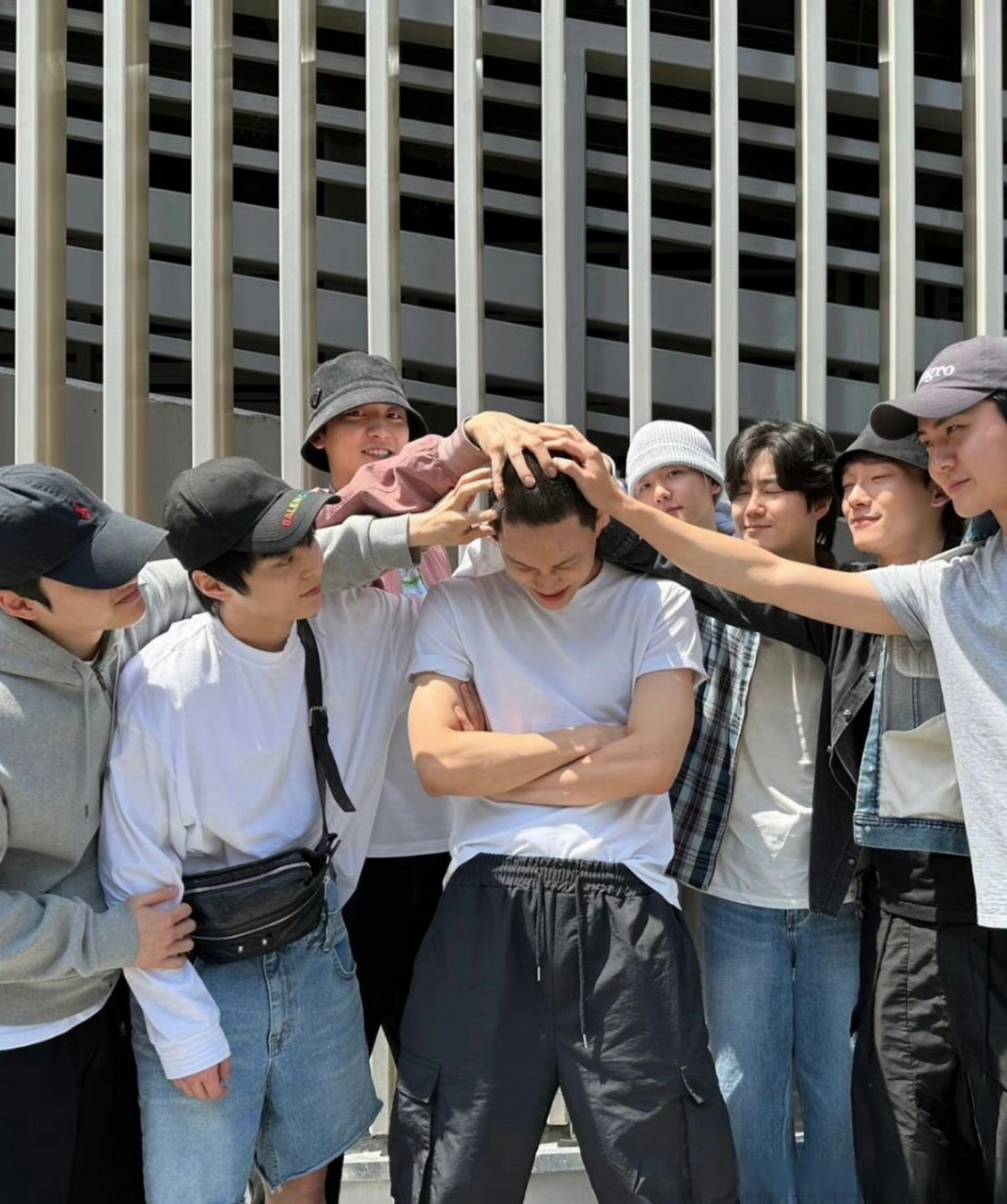 exo入伍摸头照又多了一张