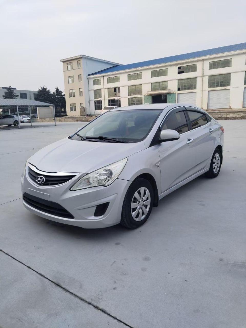 12年现代瑞纳,1.4排量手动挡!车况原版!审保齐全!省油代步练手车!