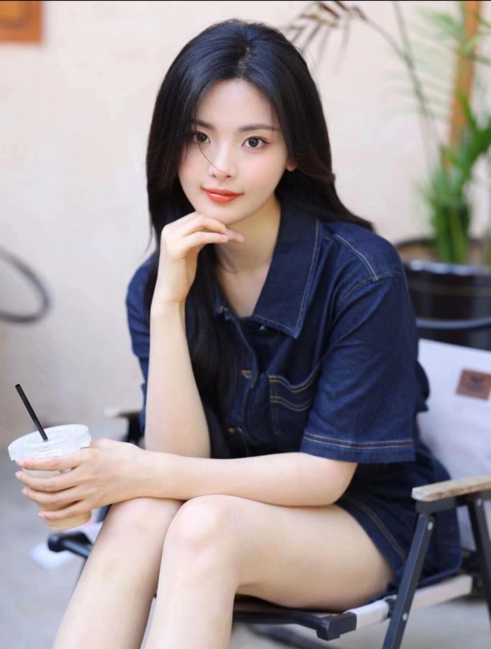 夏日里的氧气女孩 补档一组杨超越私服,身着简单的牛仔连体短裤