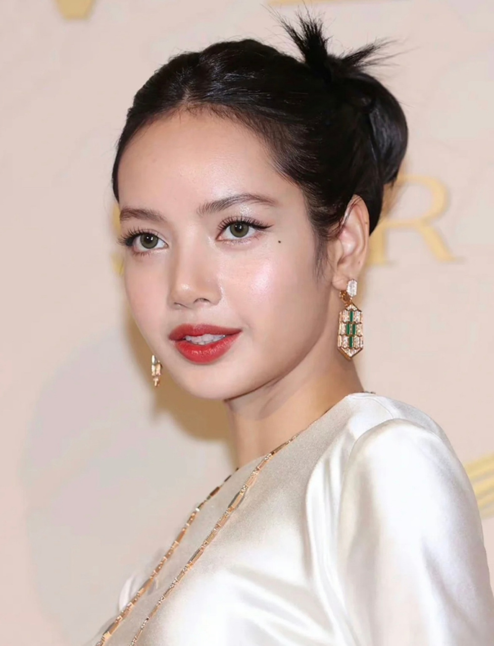 lisa真的不太适合大光明贴头皮,口红还粘牙了,掀起刘海真不代表有自信