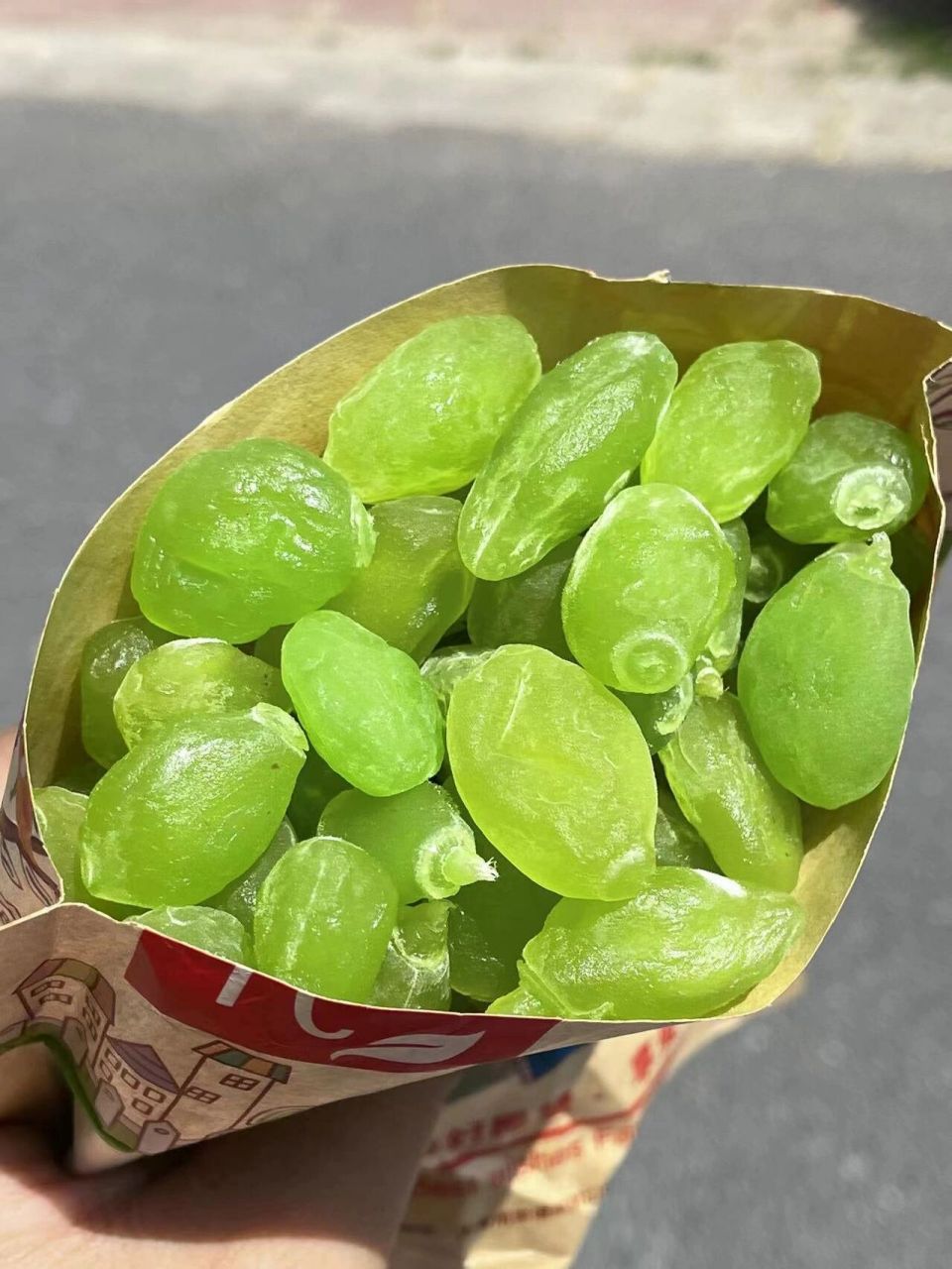 这是绿瓜子梅!无核的! 越吃越想吃,就喜欢这种酸酸的梅子!