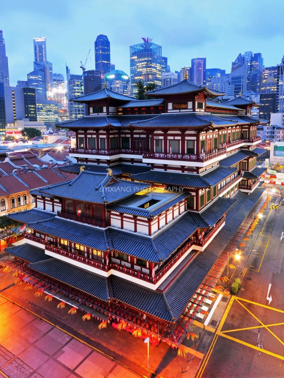 新加坡牛车水的佛牙寺龙华院,于2007年建成 之所以得名为佛牙寺,是因