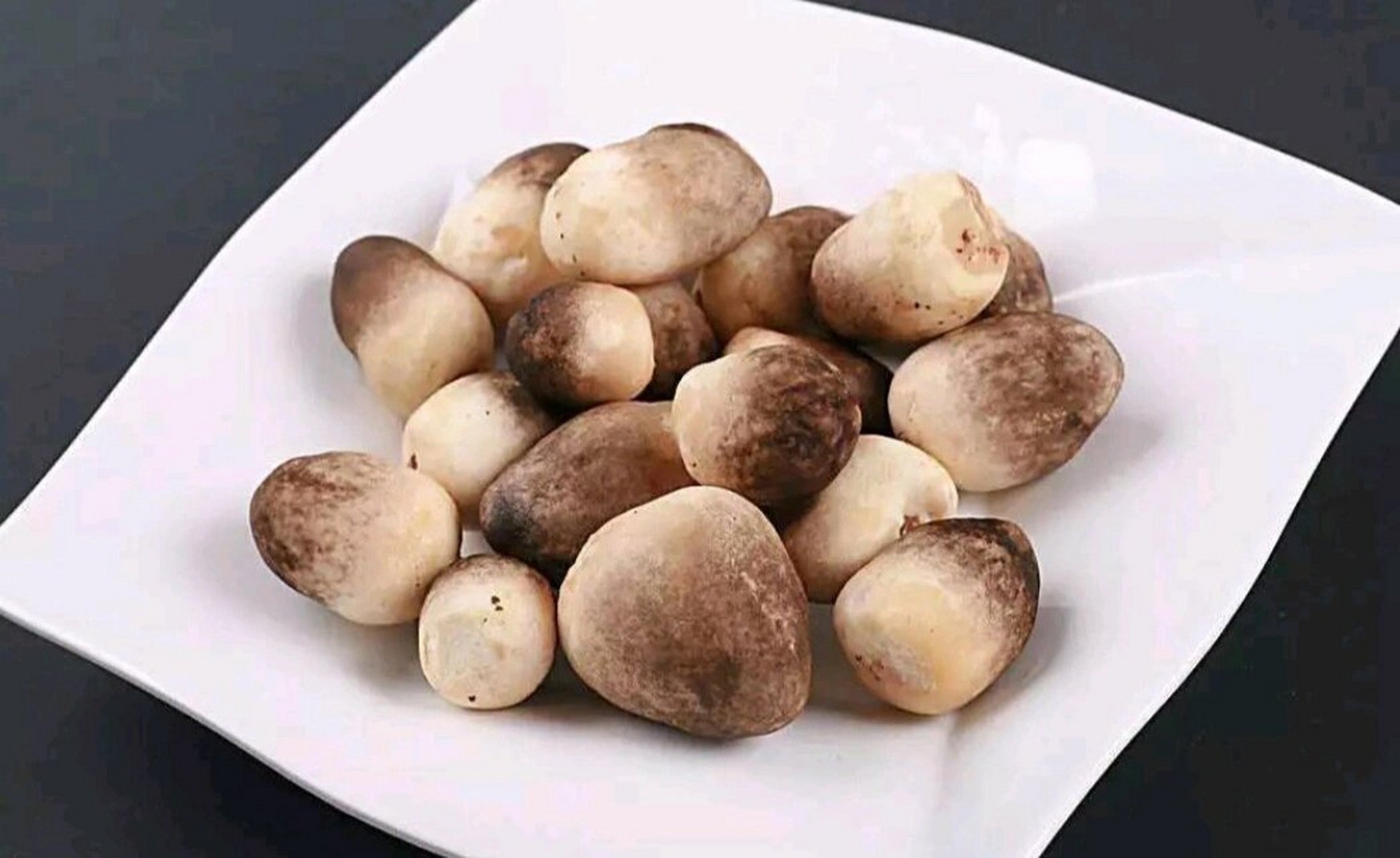 每日一菇,草菇 别名:稻草菇,秆菇,麻菇,包脚菇,兰花菇 草菇具有肉质