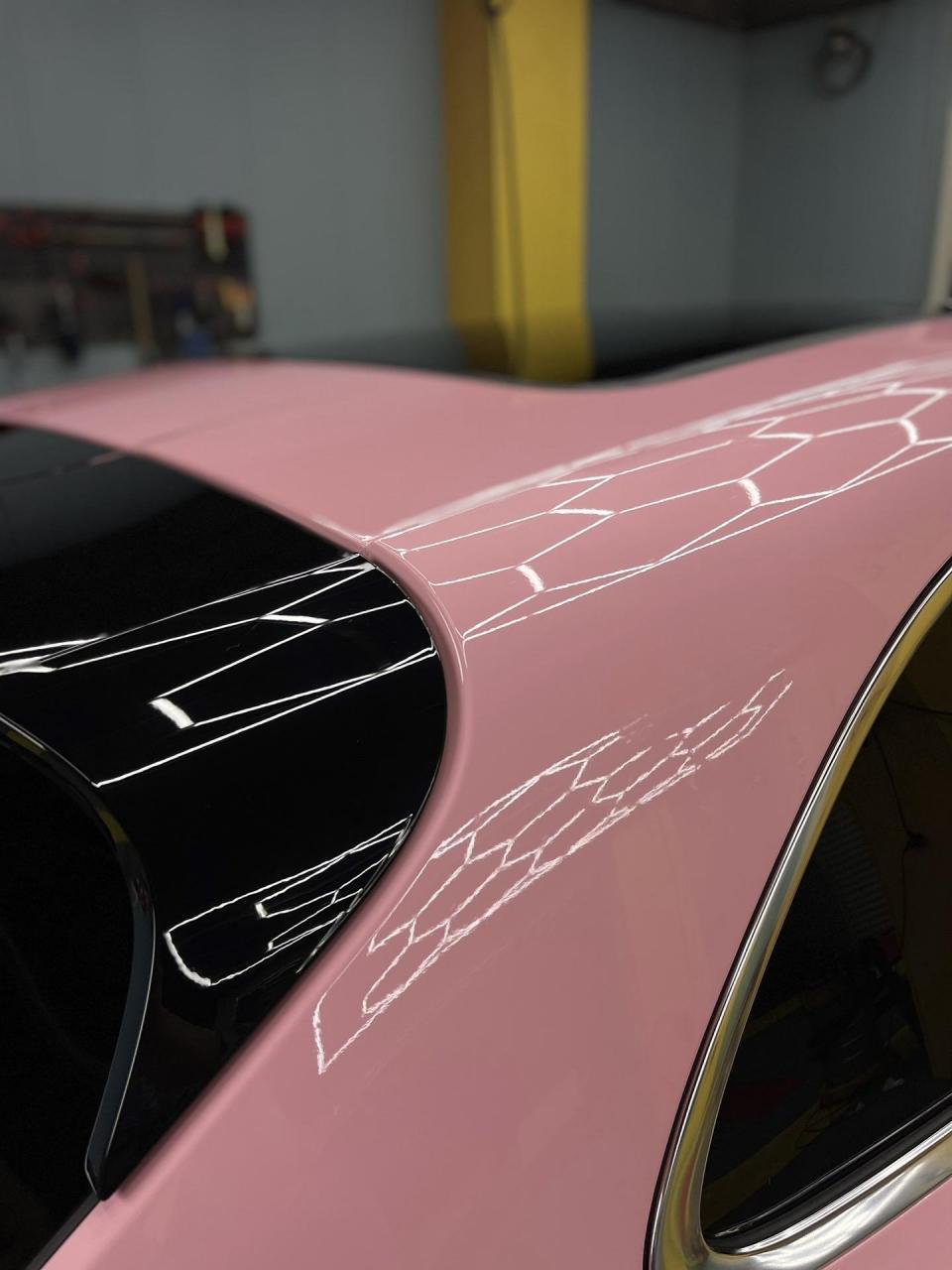 保时捷macan改色 樱花粉