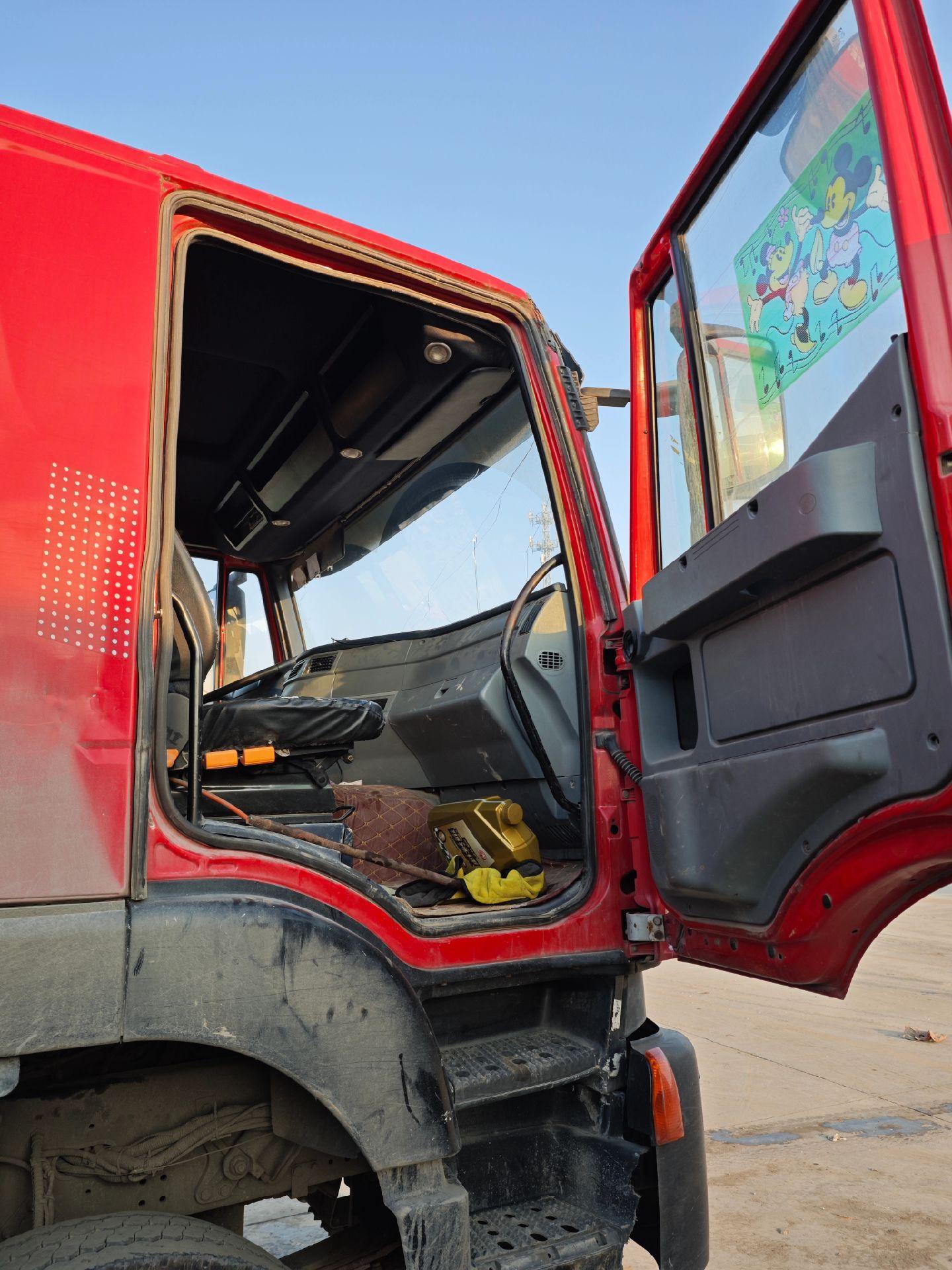 精品国五红岩杰狮c500驾驶室