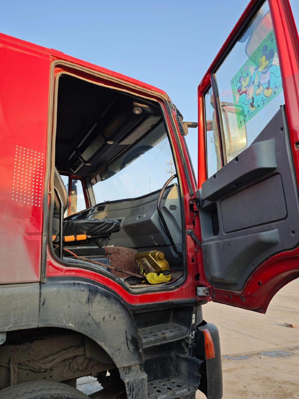 精品国五红岩杰狮c500驾驶室