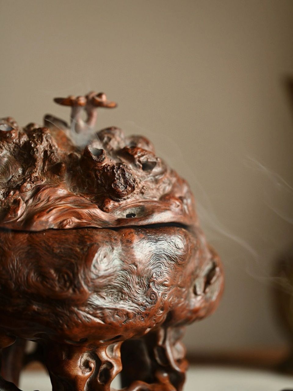 " 云烟成趣 " 荔枝木"三足香炉" 天然荔枝木为材,纹理虬结盘错,三足而