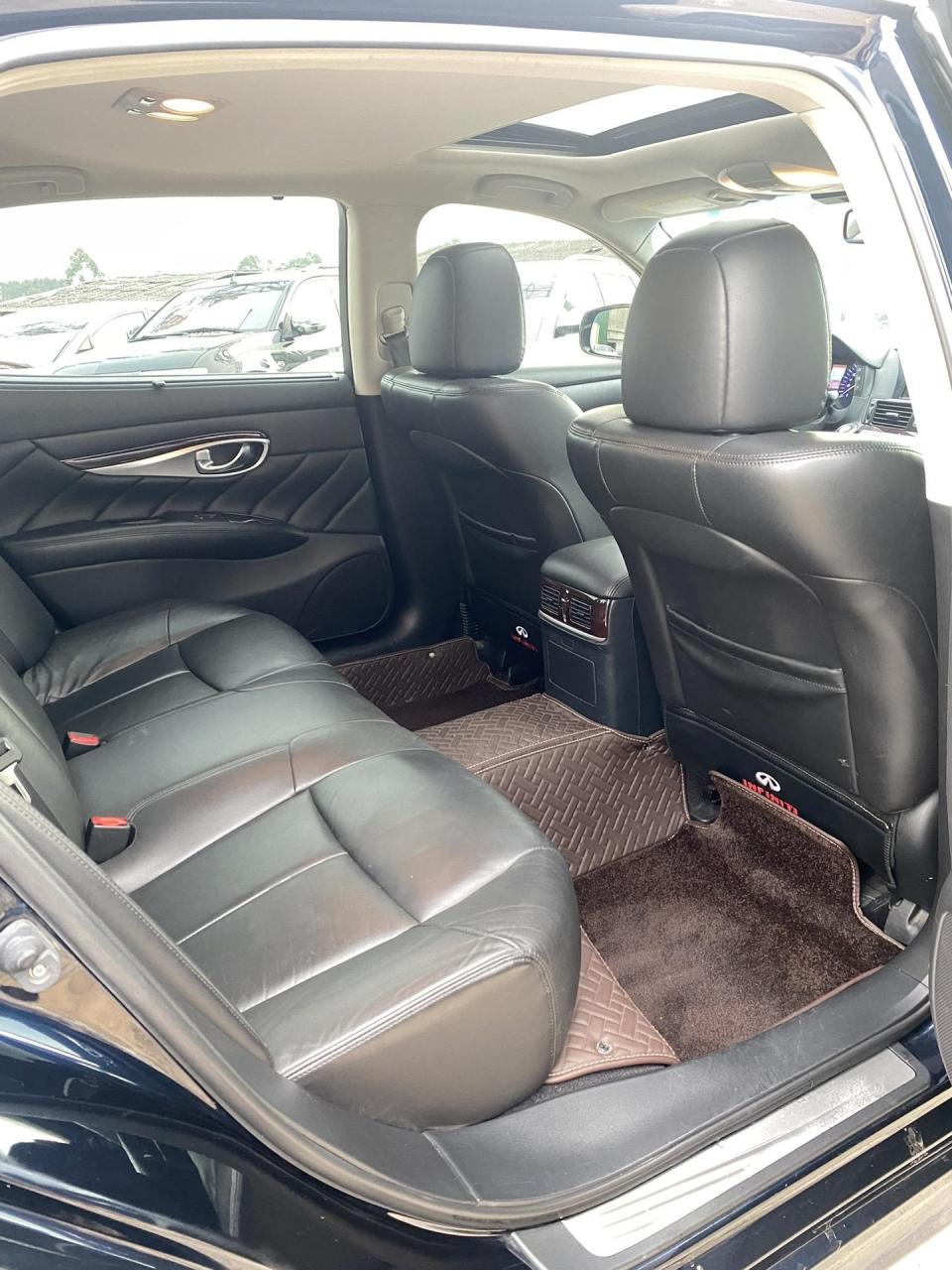 英菲尼迪q70l: 2018.2月上牌,2.5v6排量.自动挡.10万公里.高配.