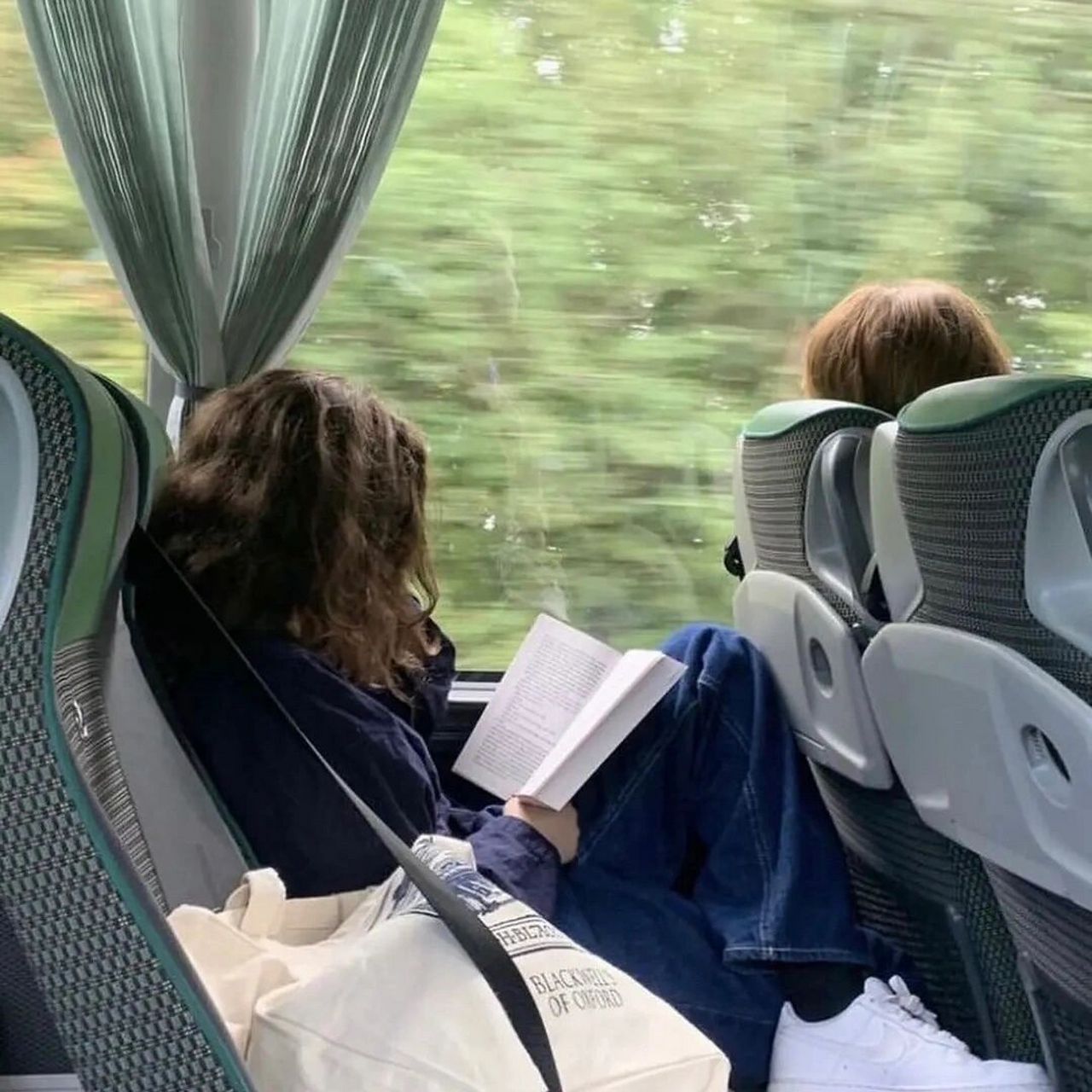 女生看书头像/你一旦开始阅读 也就永远自由 书里总爱写喜出望外的