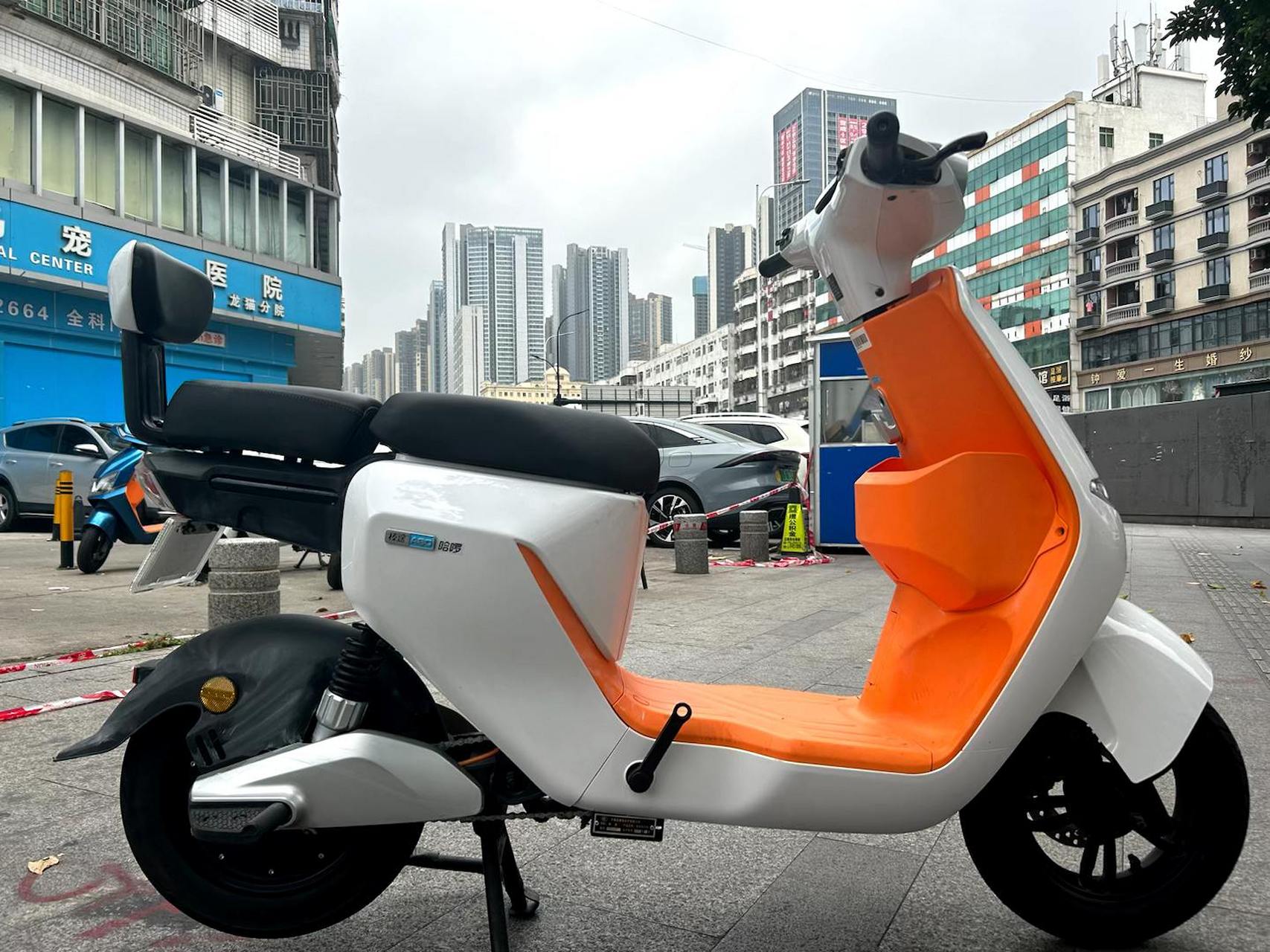 哈罗智能电动车a80,悬浮式仪表盘,手机充电,汽车led透镜大灯,液压阻尼