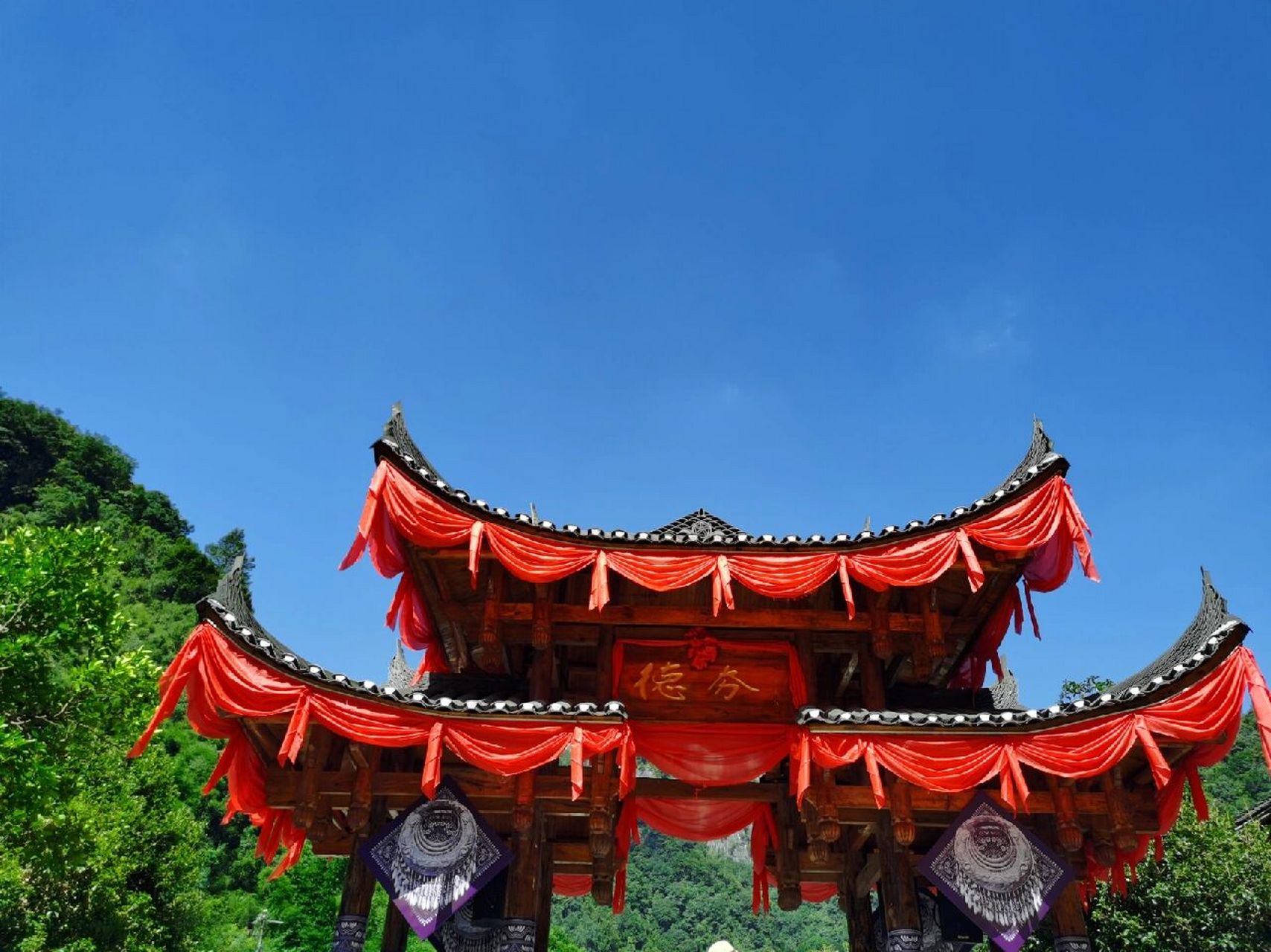 第一站先去的德夯苗寨(图一-三):湘西十万大山,苗寨周边山很多,山清