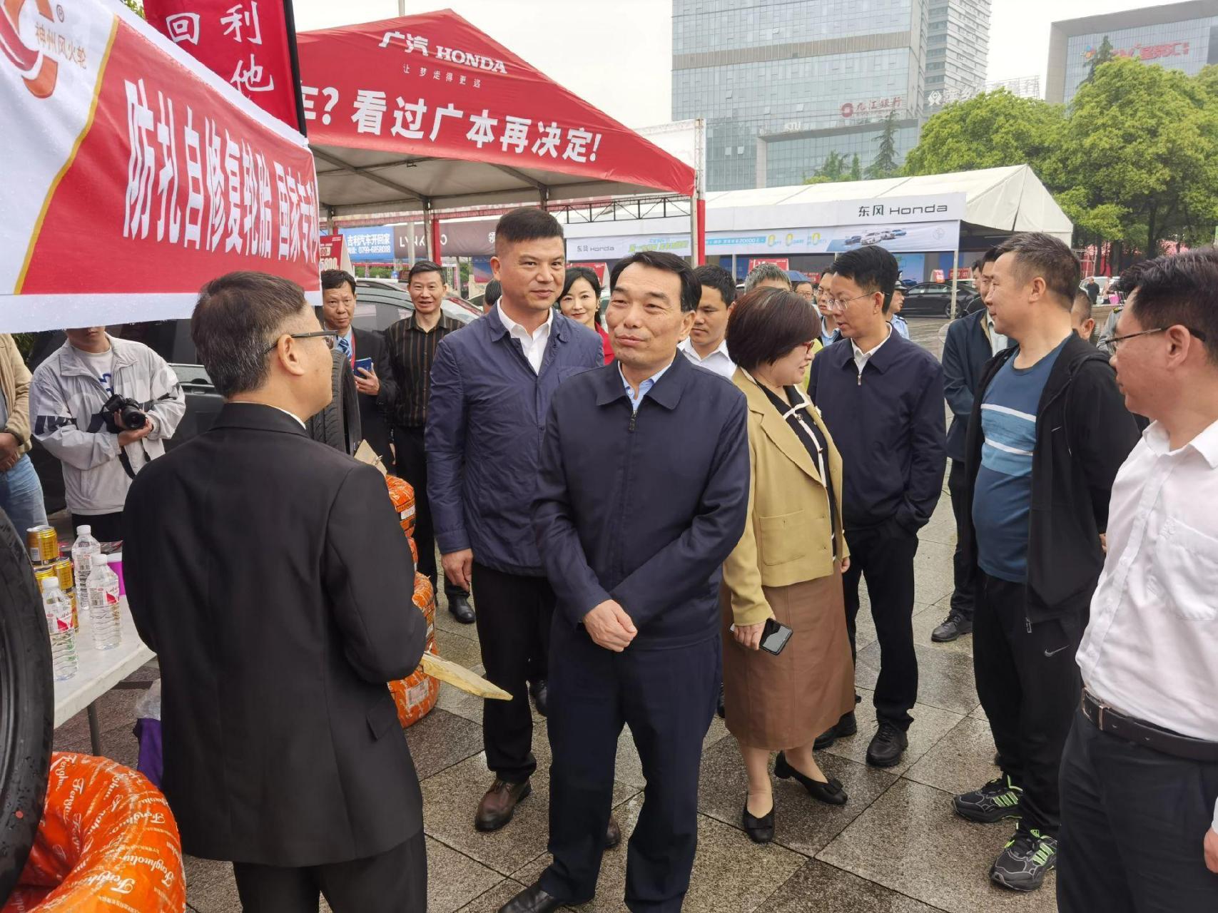 市委副书记,市长亲临神州风火轮轮胎展位了解最新轮胎科技并指导工作!