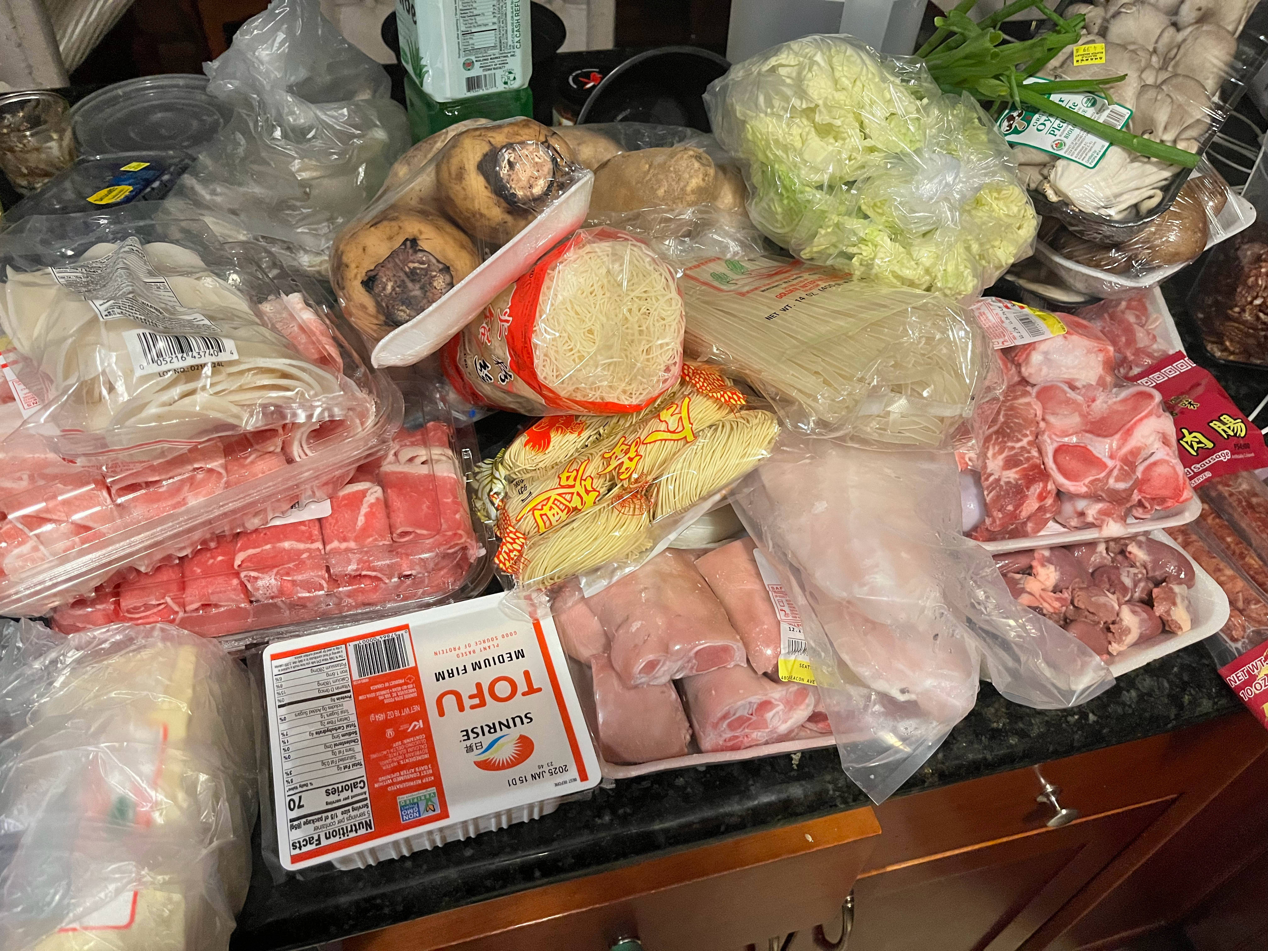 感恩节去华人超市和海鲜店买了一些吃的,桌子上这些东西加在一起两百