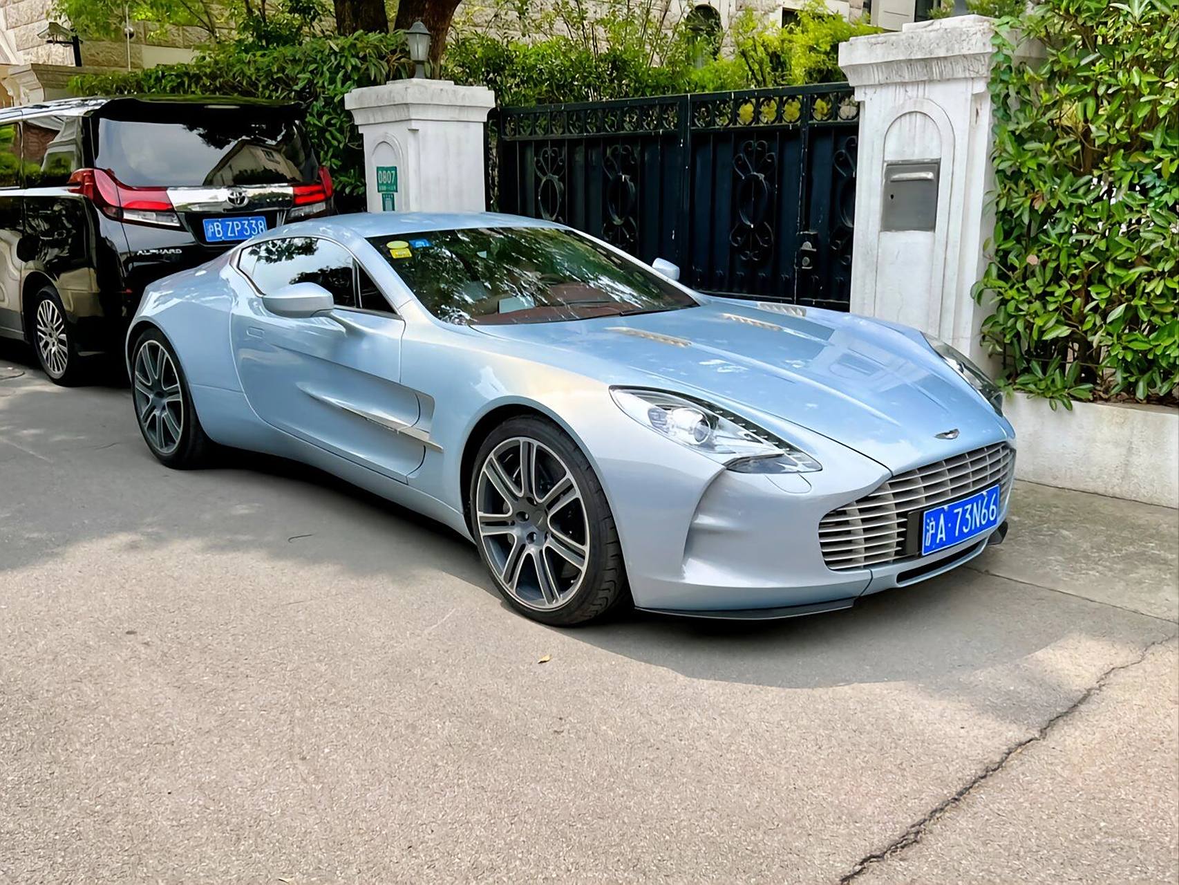 国内阿斯顿马丁one 77  one 77,全球限量77台,据说内地配额仅仅5台