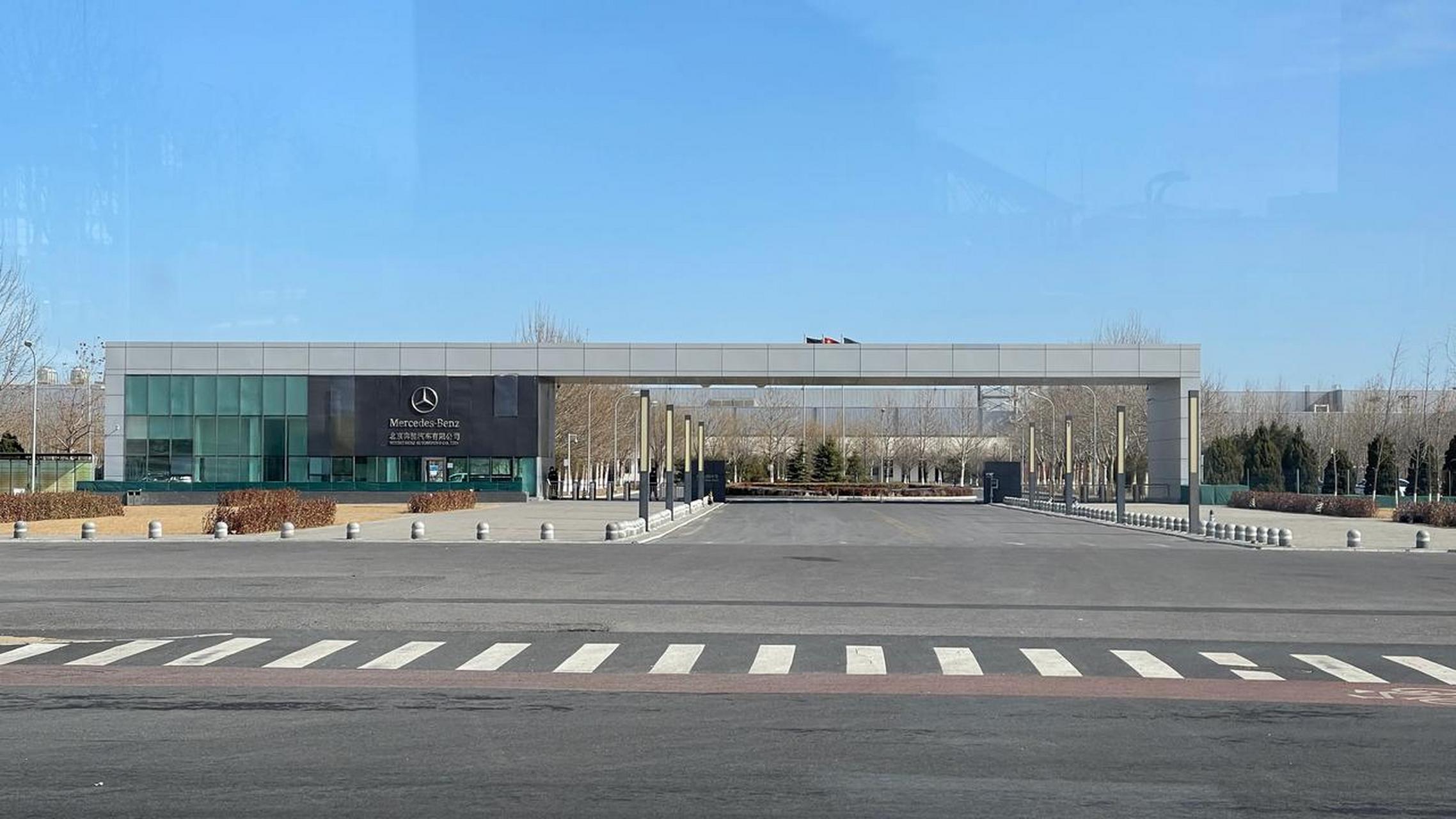 在北京奔驰大兴工厂门口踩共享单车是什么感觉?