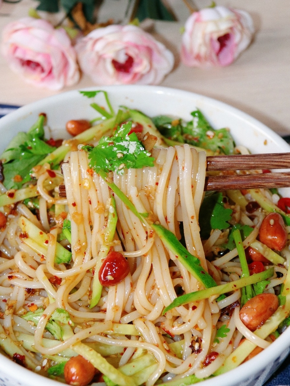 今天给朋友们分享一款5分钟快手凉拌面～老干妈拌面,酸辣开胃巨解馋!