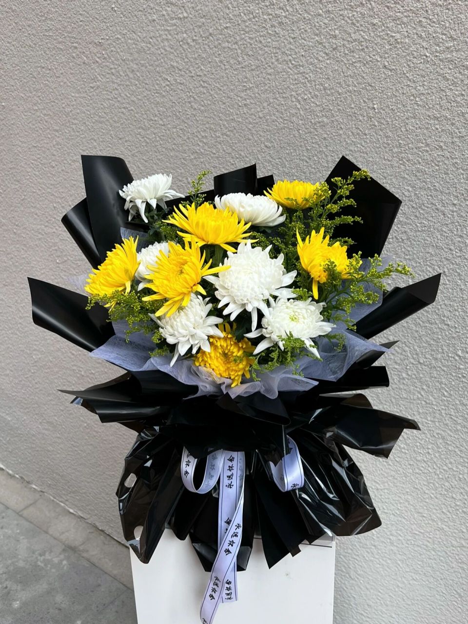 扫墓花束 .图片为13支菊花搭配菊花伴侣黄英.