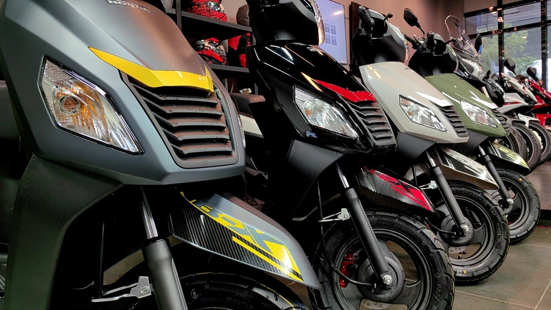 五羊本田nbx125全新升级上市     外观部分新增四种配色,牛油果绿