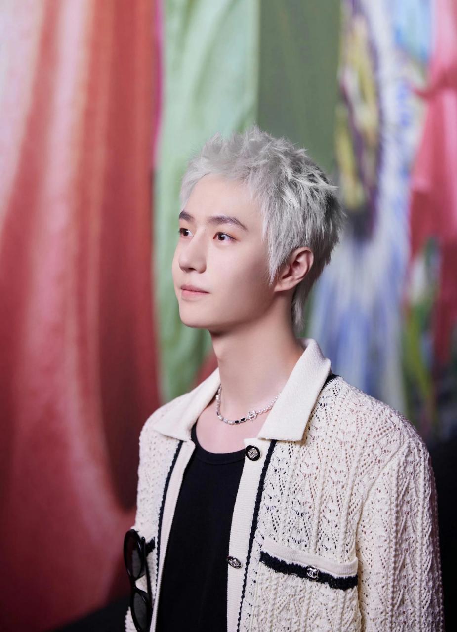 王一博张子枫同框看秀王一博这比例太优越了,视频也很灵动.