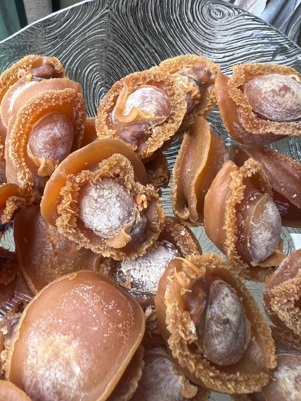 收拾冰箱发现这是不是发霉了,干鲍鱼一直放在冷藏室有一年了吧,因为