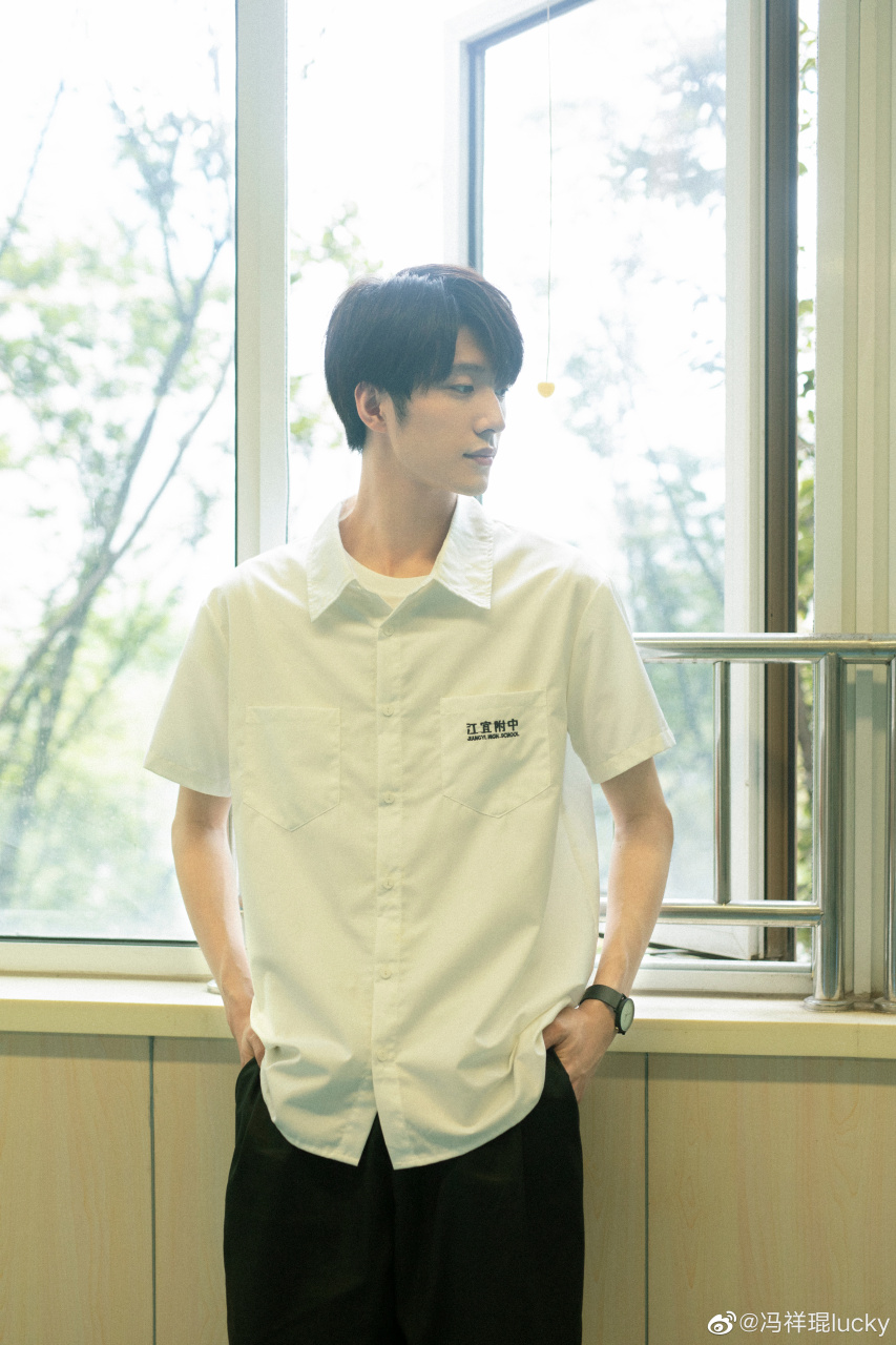 学长来报道了,天气炎热 ,沈谦宇提醒大家注意防暑降温 心静自然凉