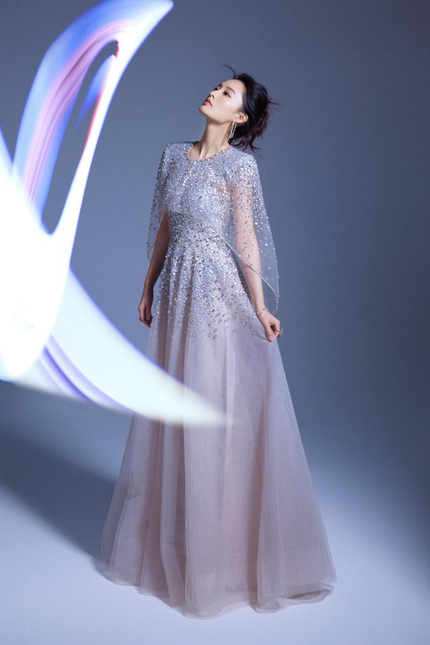李沁星河蓝亮珠纱裙,星光流溢,斑斓生辉