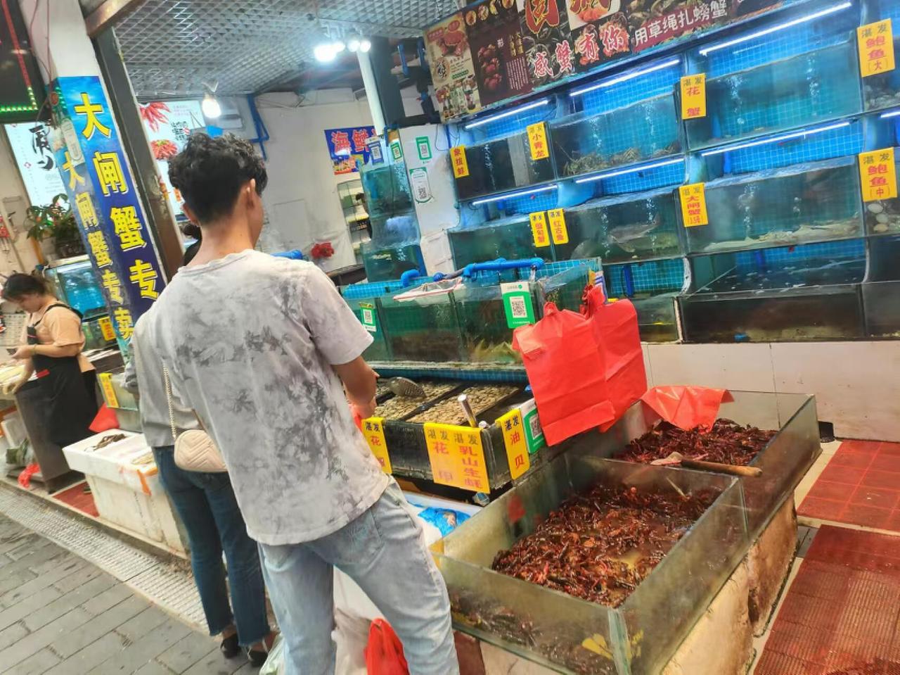 8月12日,记者走访昆明市区几家农贸市场和大型超市发现,当前小龙虾已