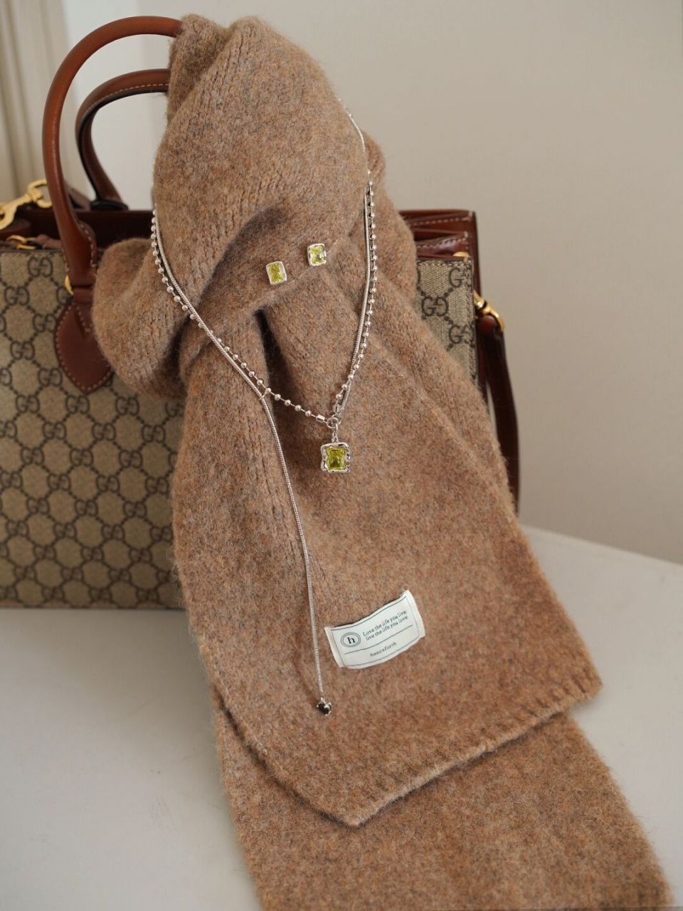 7199 ·手提包:gucci ·钱包:sam edelman ·饰品:googmo ·口罩