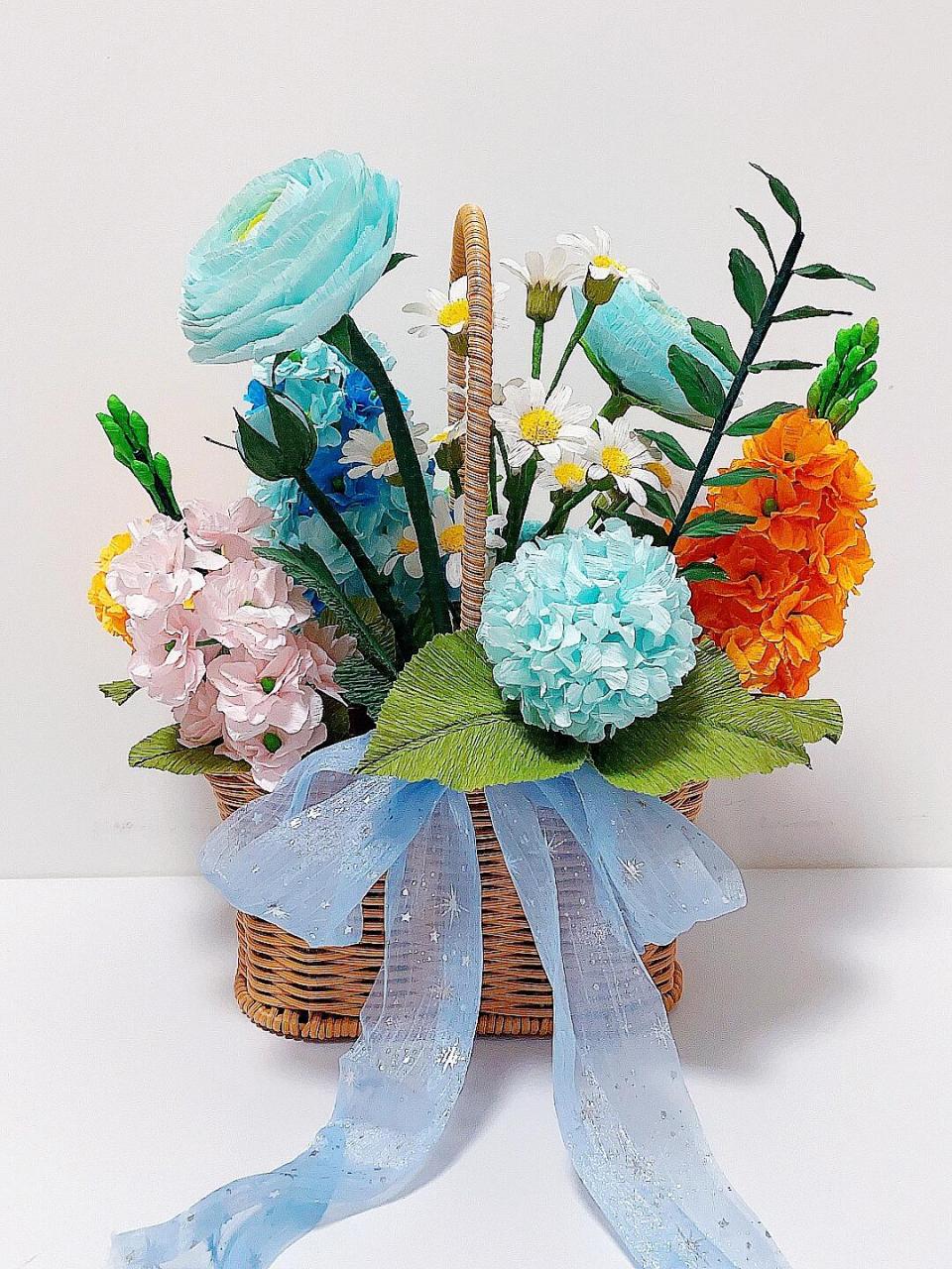 花篮/丝带/紫罗兰花/洋牡丹/洋甘菊/绣球花/尤加利叶/小雏菊