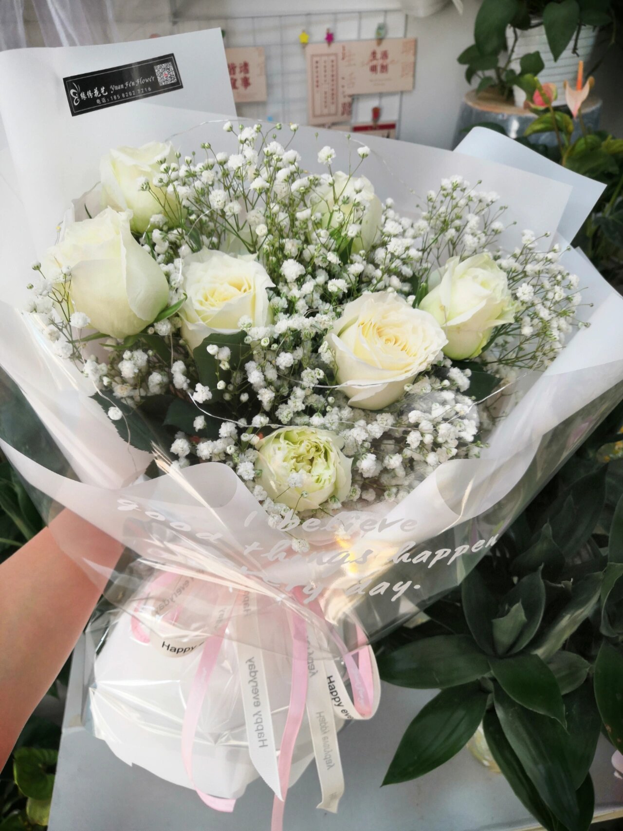 白玫瑰配白色满天星