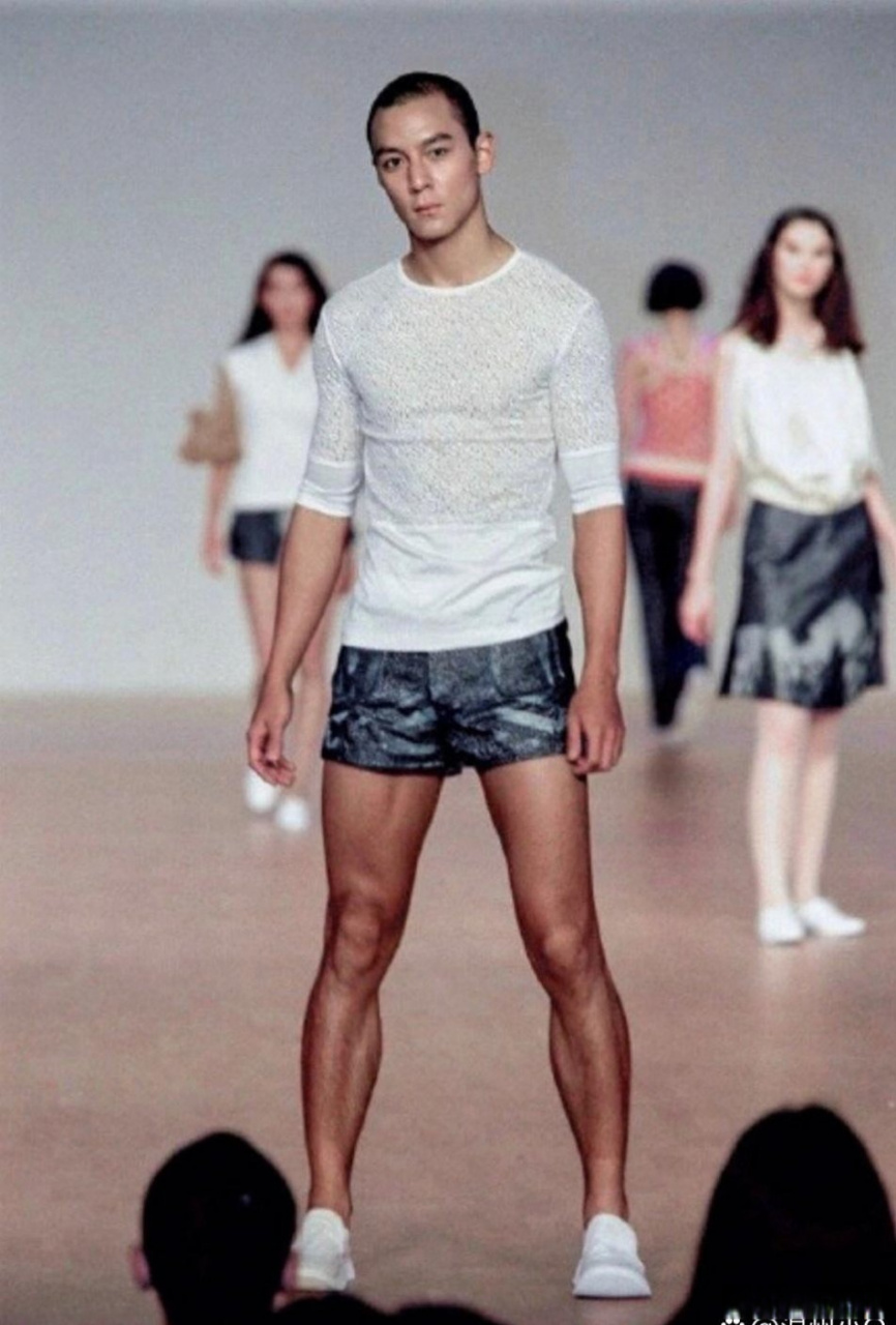 吴彦祖的腿不就是应该充满力量