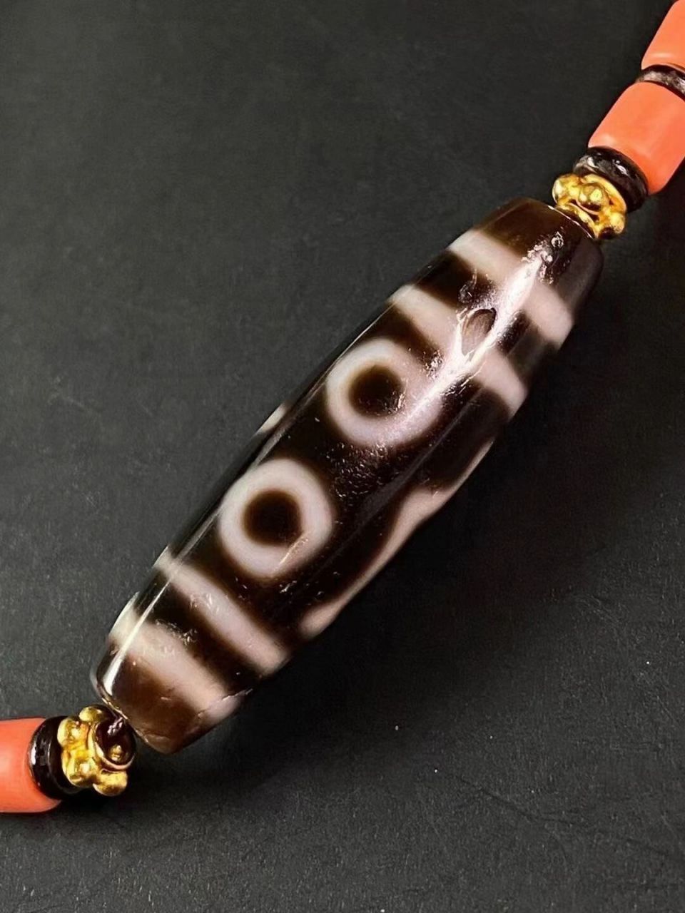 西藏千年至纯老天珠 分享一颗黑白分明双线宝盖三眼 完美品相