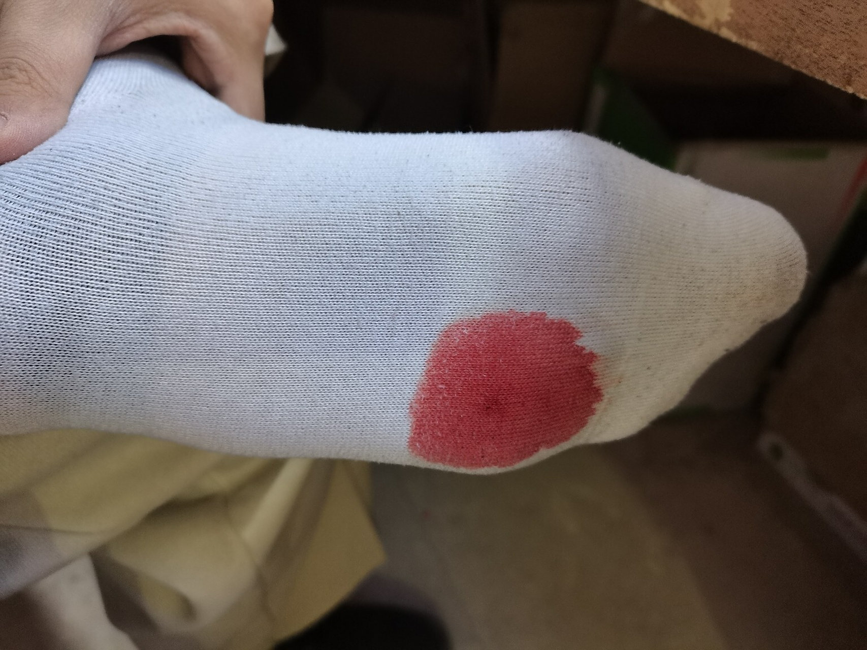 遇事不慌先发个朋友圈 新年第一天,脚被钉子扎了 姐妹们! 我打针了!