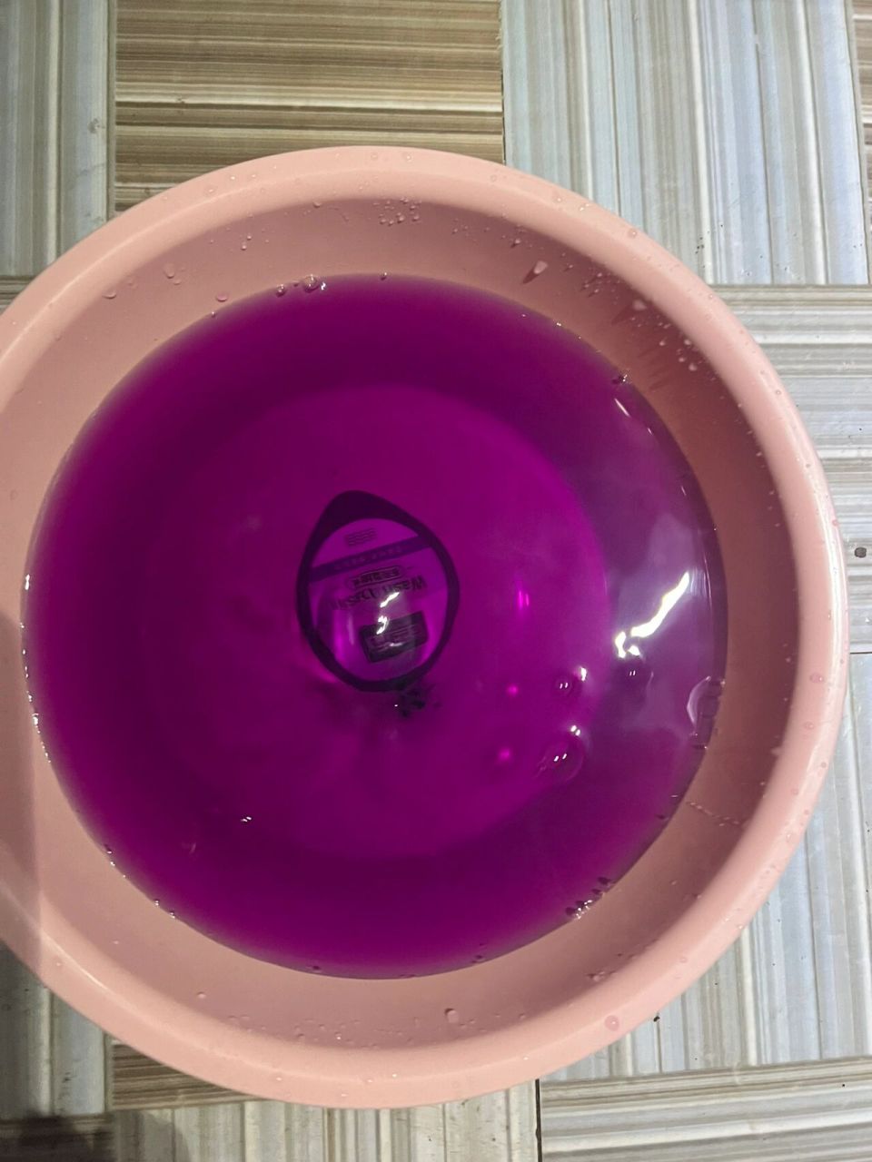 在座的各位刘亦菲们,我想请问一下高锰酸钾要弄到什么颜色的浓度才