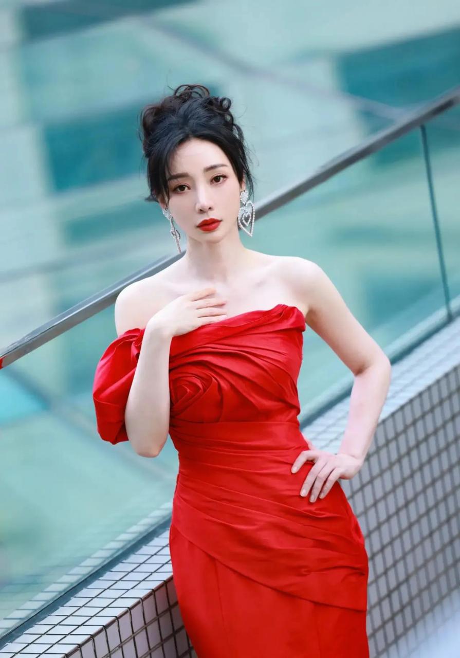 柳岩出席湾区升明月 一袭复古红色包臀晚礼服惊艳全场!